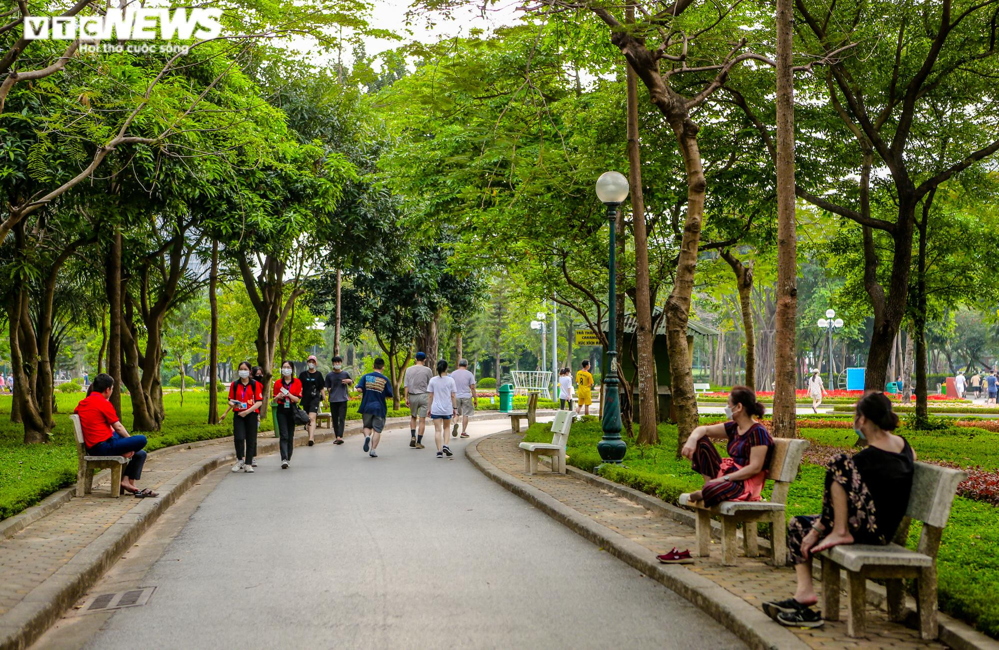 Ảnh: Hai công viên nổi tiếng Hà Nội xuống cấp, 'bẫy' người đến vui chơi - 2