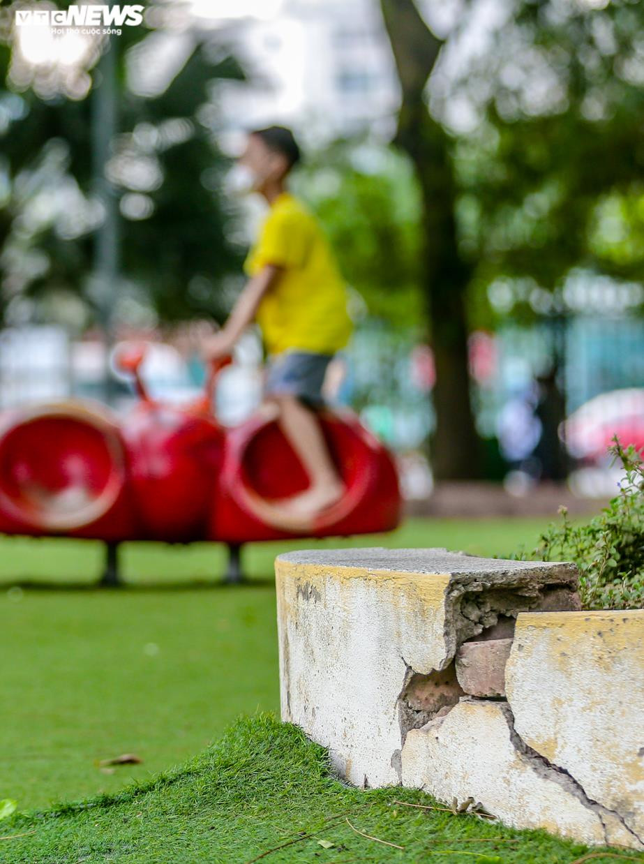 Ảnh: Hai công viên nổi tiếng Hà Nội xuống cấp, 'bẫy' người đến vui chơi - 10