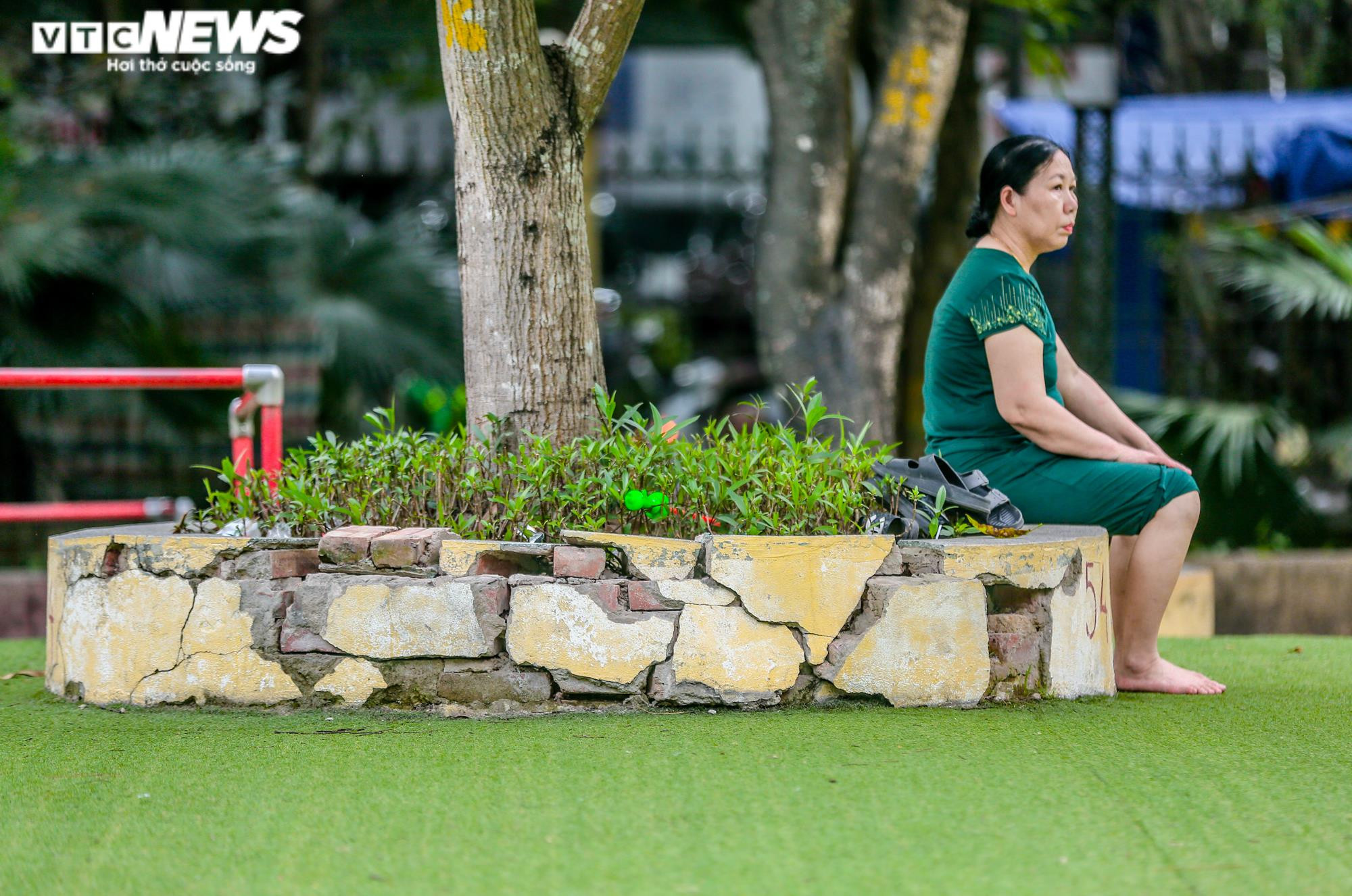 Ảnh: Hai công viên nổi tiếng Hà Nội xuống cấp, 'bẫy' người đến vui chơi - 11