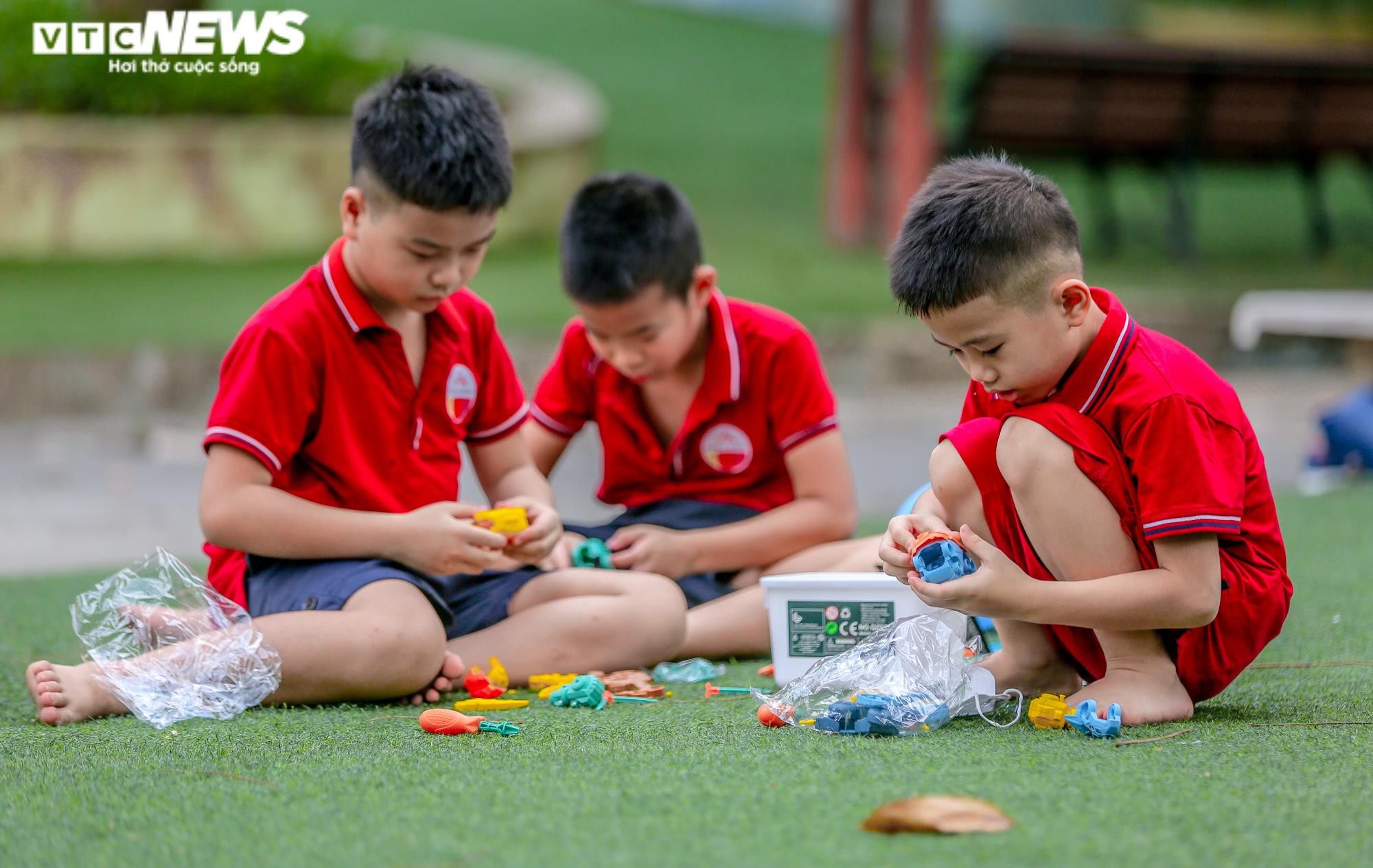 Ảnh: Hai công viên nổi tiếng Hà Nội xuống cấp, 'bẫy' người đến vui chơi - 12