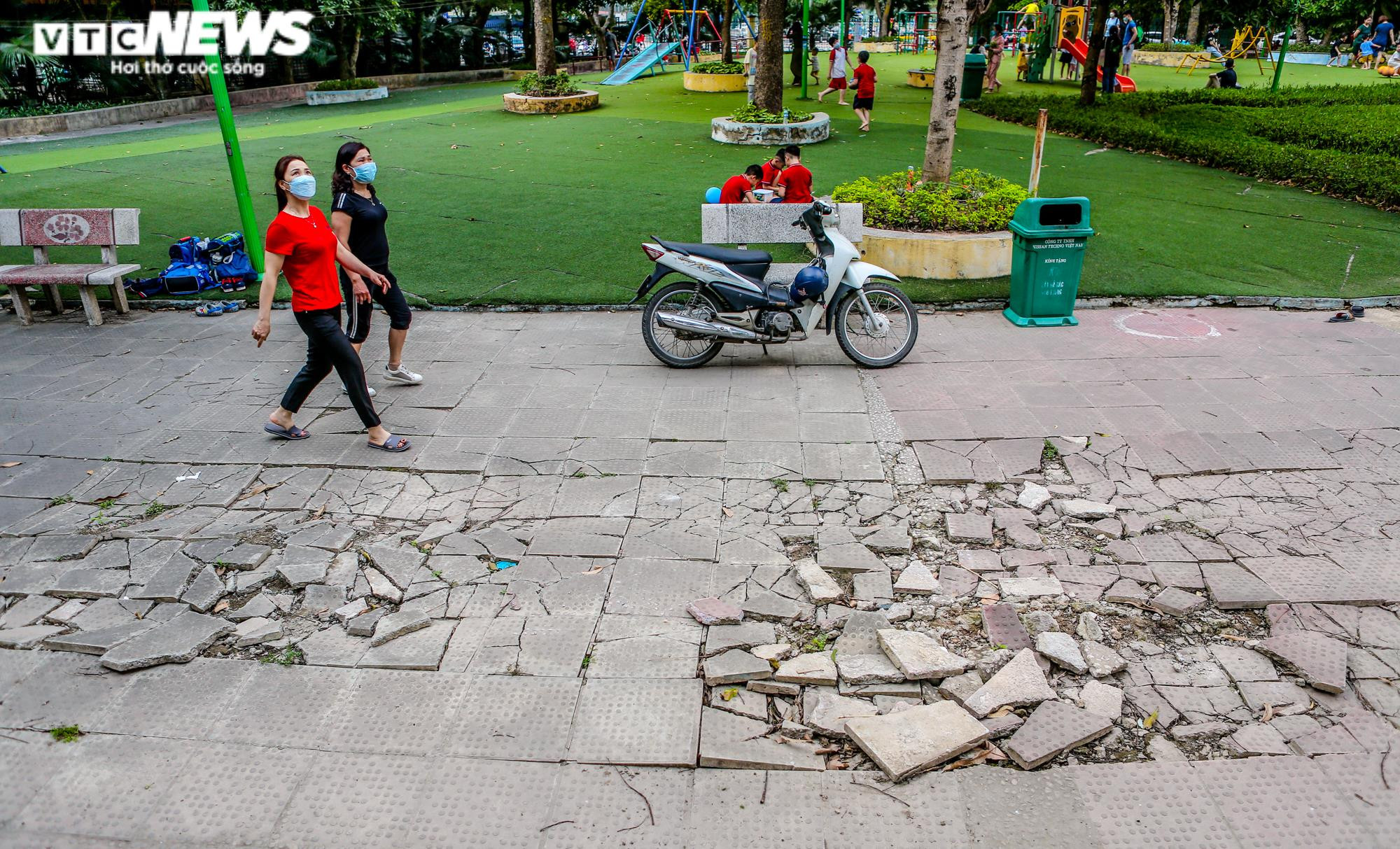 Ảnh: Hai công viên nổi tiếng Hà Nội xuống cấp, 'bẫy' người đến vui chơi - 5