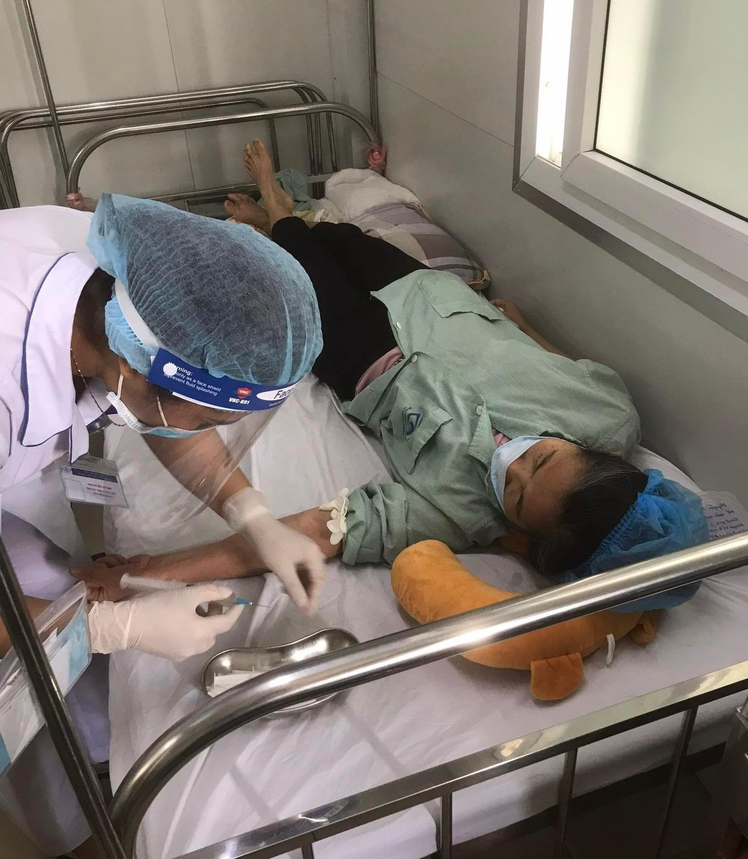 Xót xa người phụ nữ hỏng một mắt quanh năm mò cua bắt ốc nuôi chồng bại não - 2