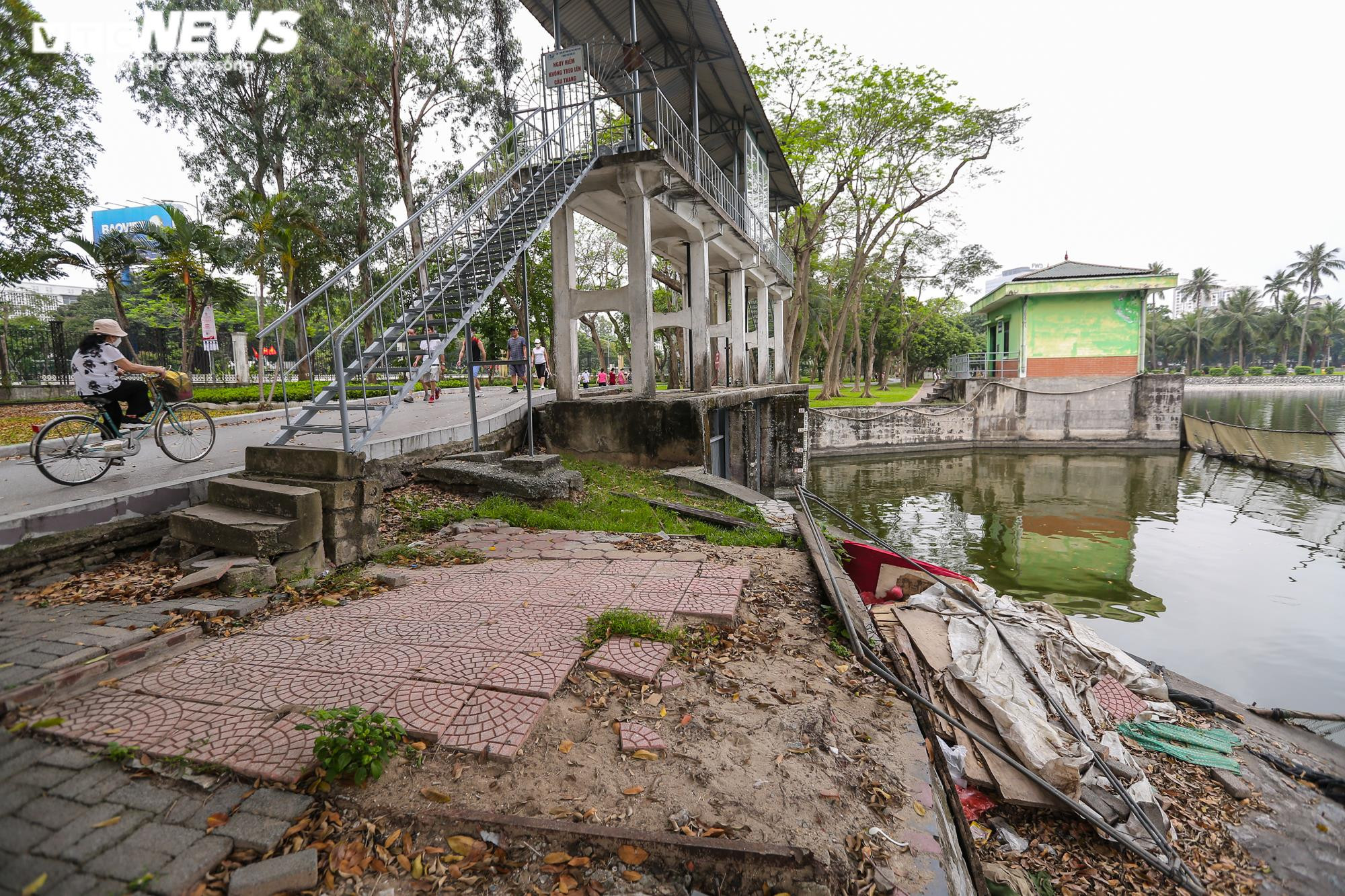 Ảnh: Hai công viên nổi tiếng Hà Nội xuống cấp, 'bẫy' người đến vui chơi - 26