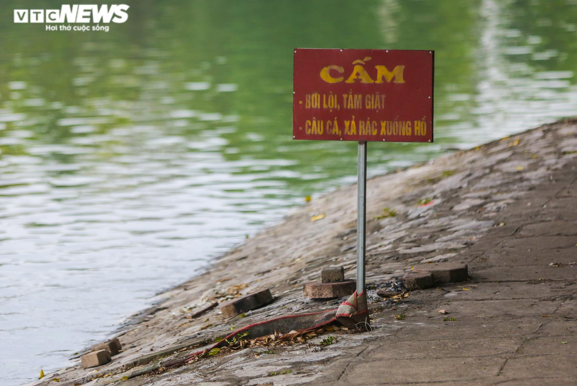 Ảnh: Hai công viên nổi tiếng Hà Nội xuống cấp, 'bẫy' người đến vui chơi - 21