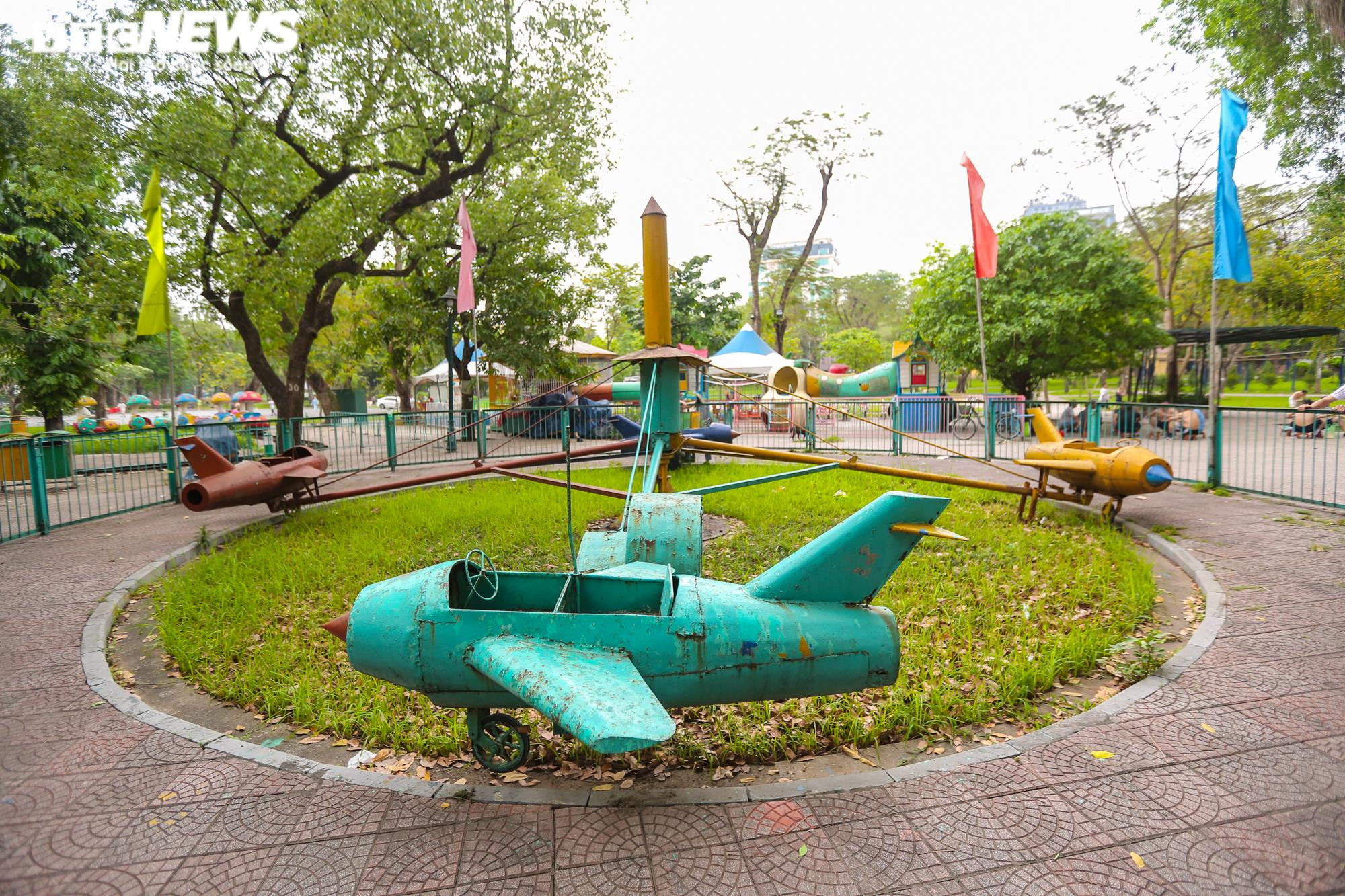 Ảnh: Hai công viên nổi tiếng Hà Nội xuống cấp, 'bẫy' người đến vui chơi - 25