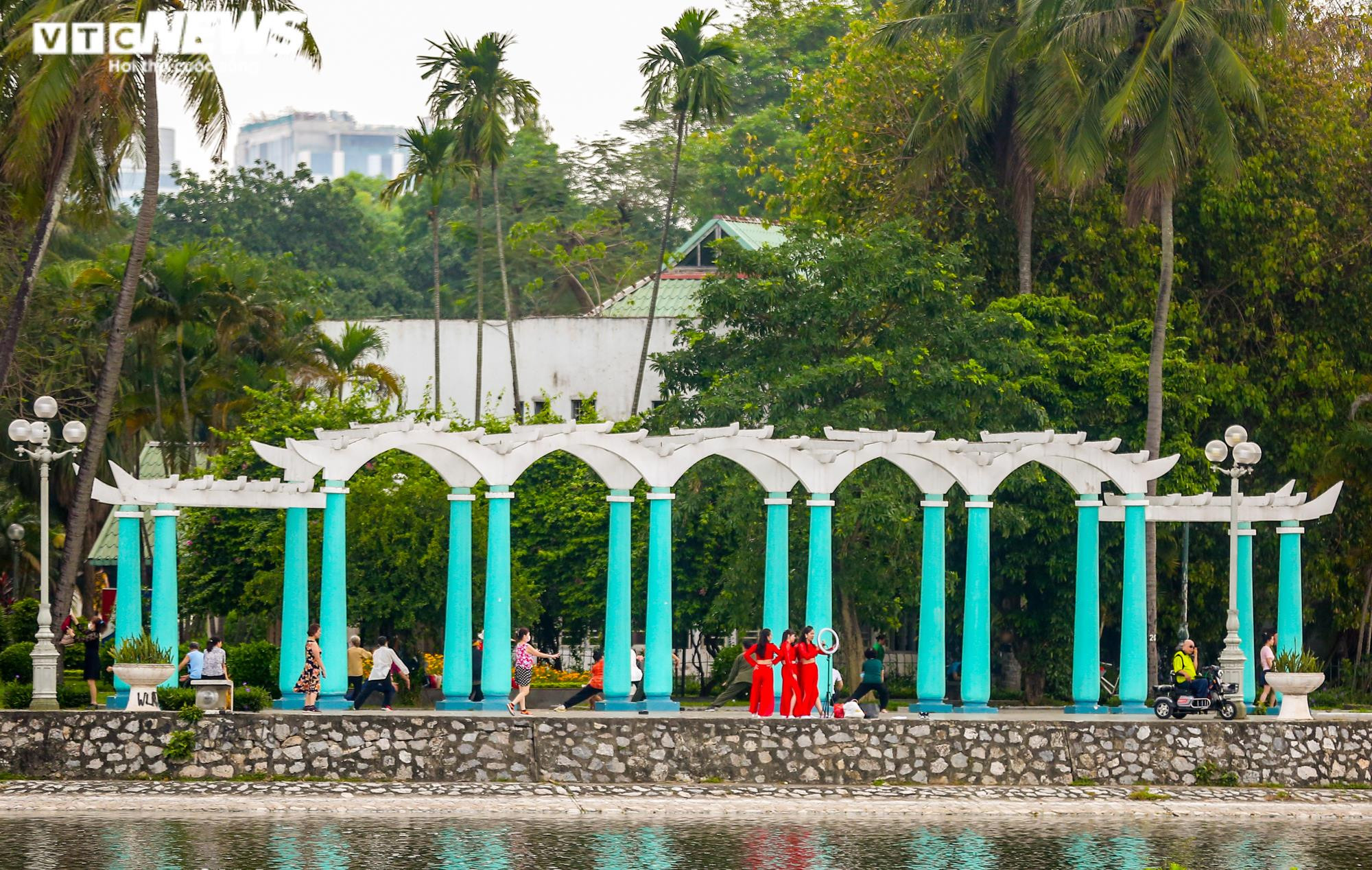 Ảnh: Hai công viên nổi tiếng Hà Nội xuống cấp, 'bẫy' người đến vui chơi - 18