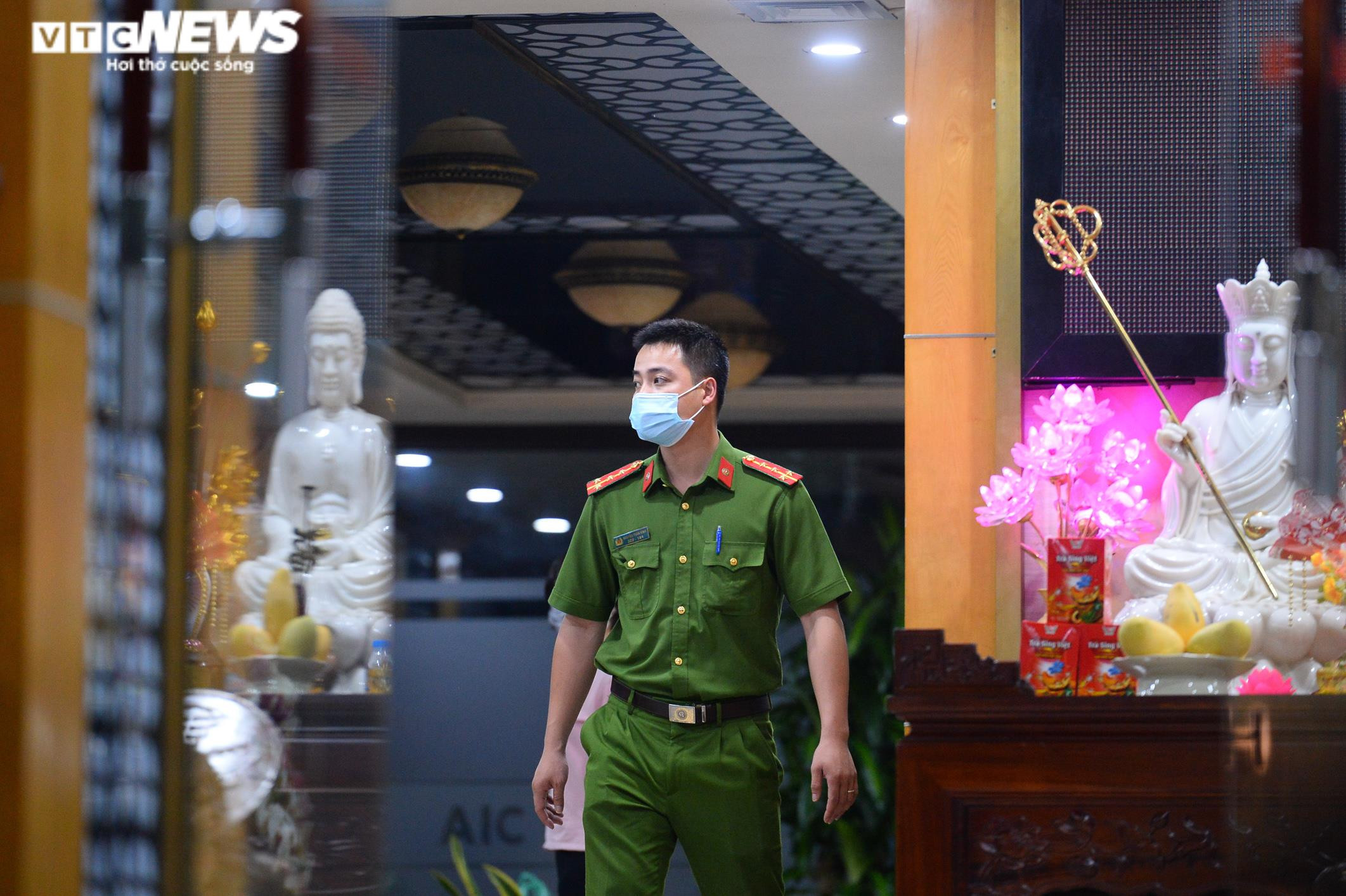 Ảnh: Khám xét trụ sở AIC Group của bà Nguyễn Thị Thanh Nhàn - 2