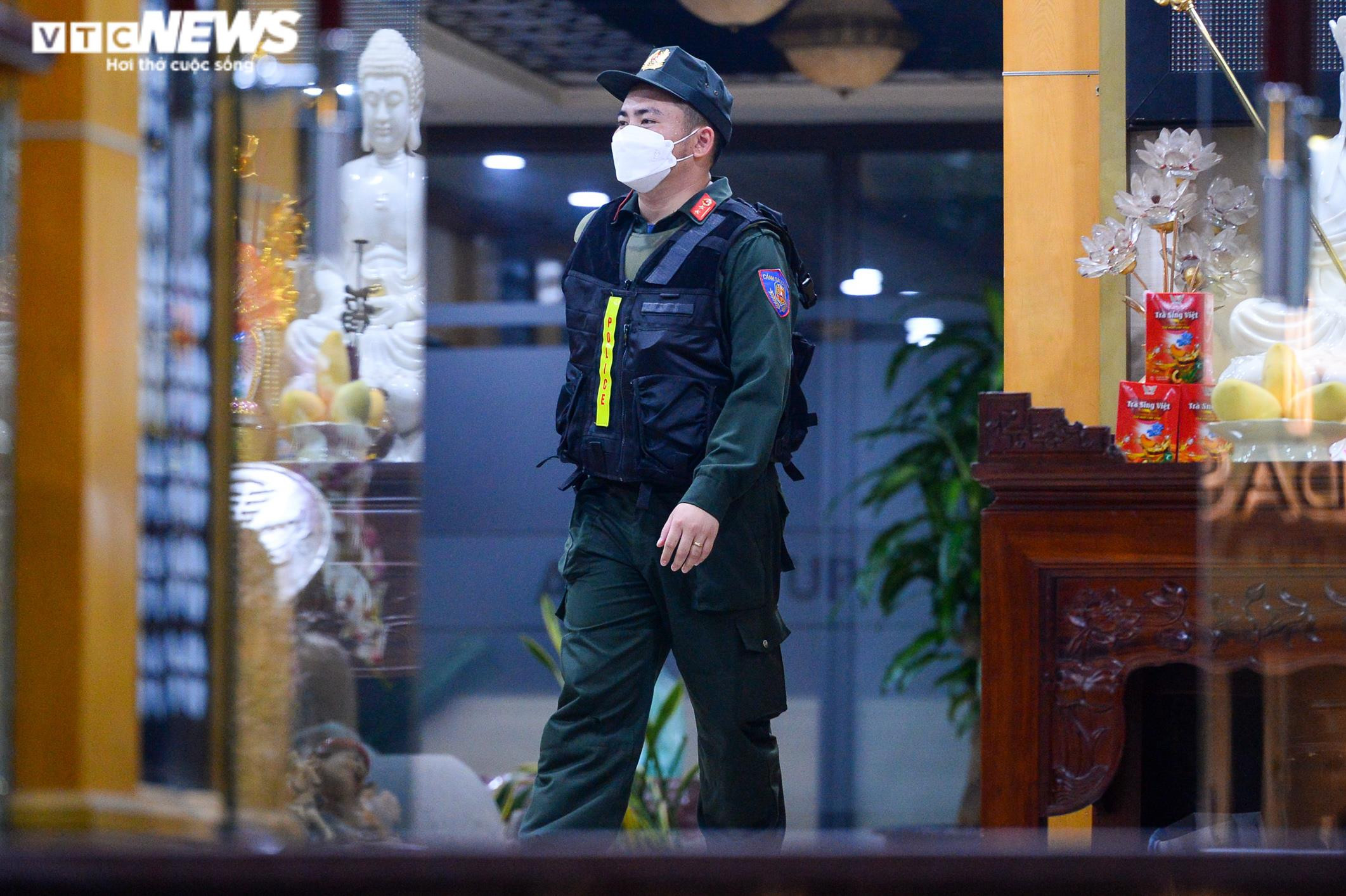 Ảnh: Khám xét trụ sở AIC Group của bà Nguyễn Thị Thanh Nhàn - 8