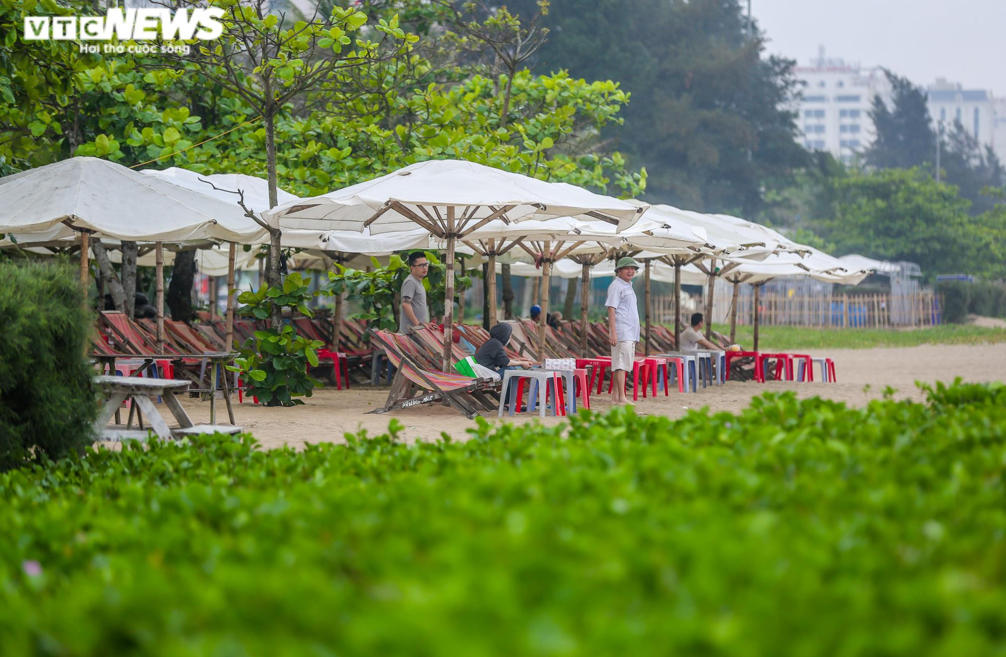 Ảnh: Nhiều khách sạn ế phòng, người kinh doanh ở Sầm Sơn lo lắng vì vắng khách - 5