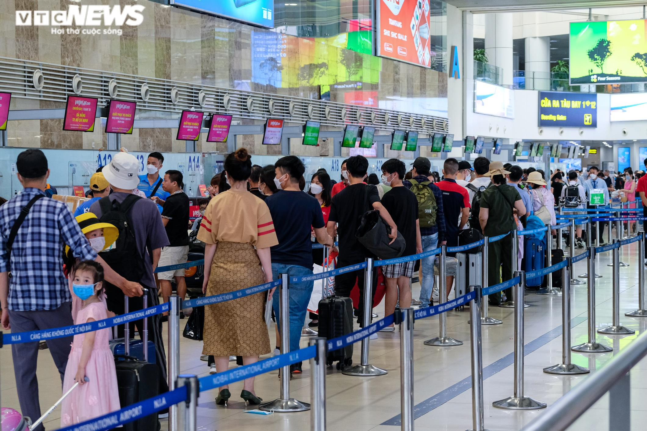 Ảnh: Chưa nghỉ lễ, sân bay Nội Bài đã chật kín người chờ check-in - 11