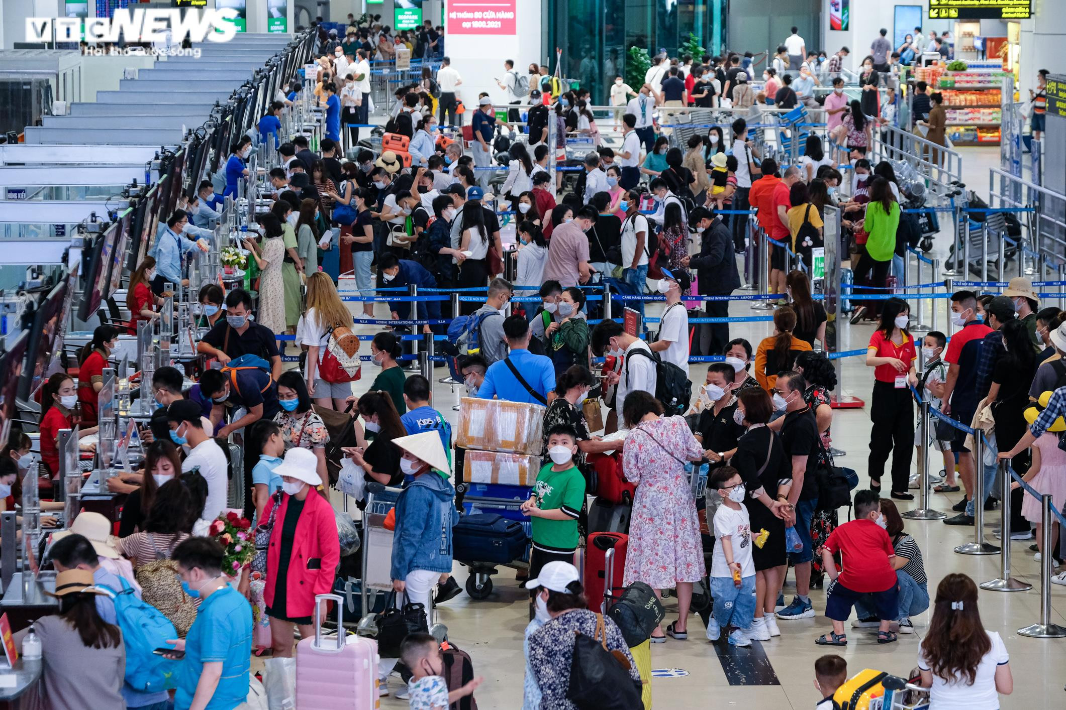 Ảnh: Chưa nghỉ lễ, sân bay Nội Bài đã chật kín người chờ check-in - 1