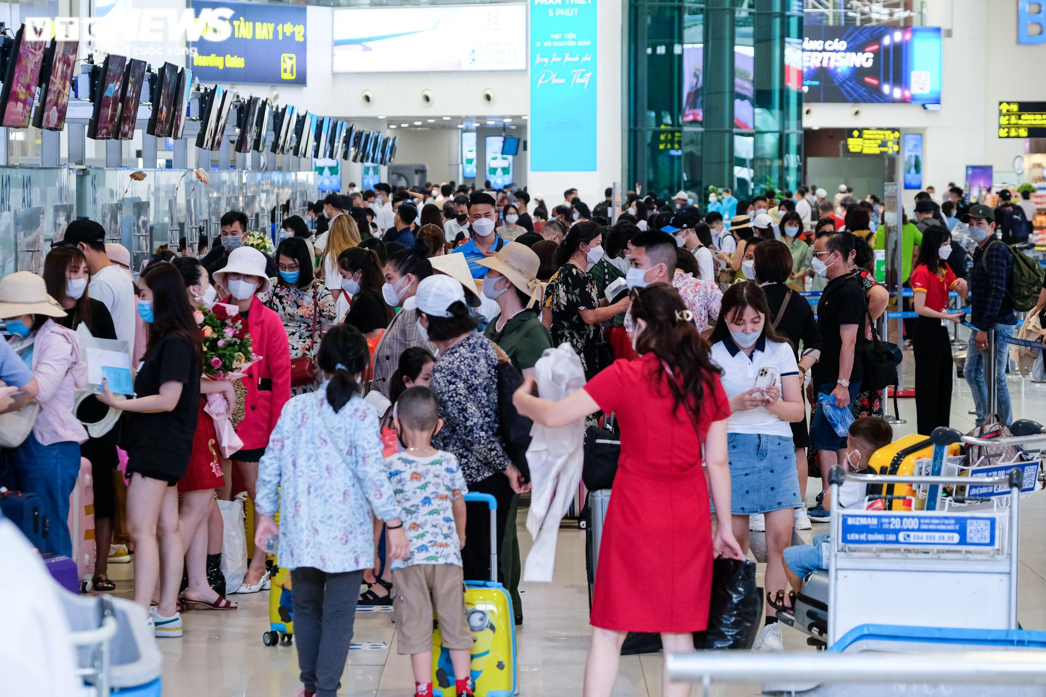 Ảnh: Chưa nghỉ lễ, sân bay Nội Bài đã chật kín người chờ check-in - 2