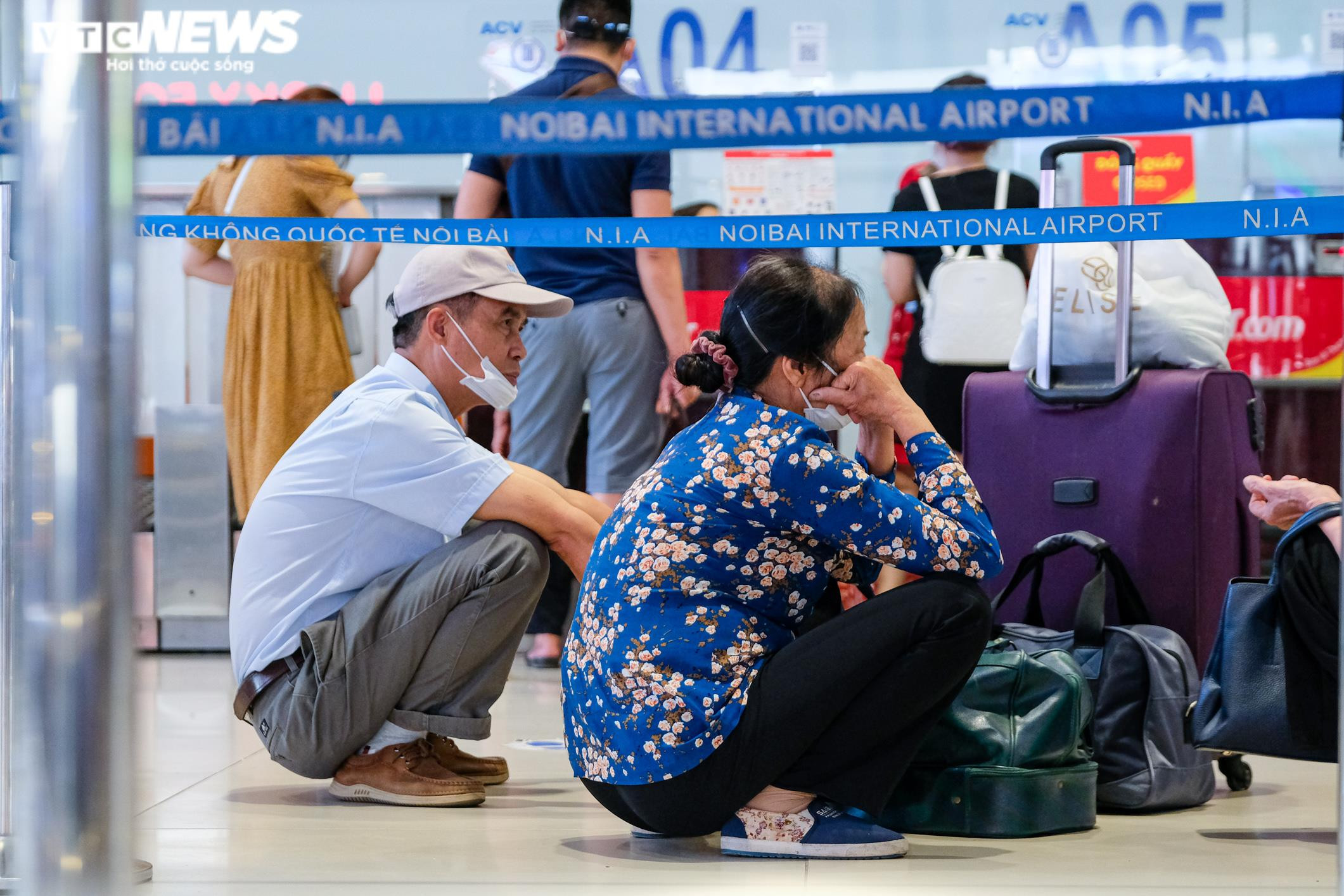 Ảnh: Chưa nghỉ lễ, sân bay Nội Bài đã chật kín người chờ check-in - 9