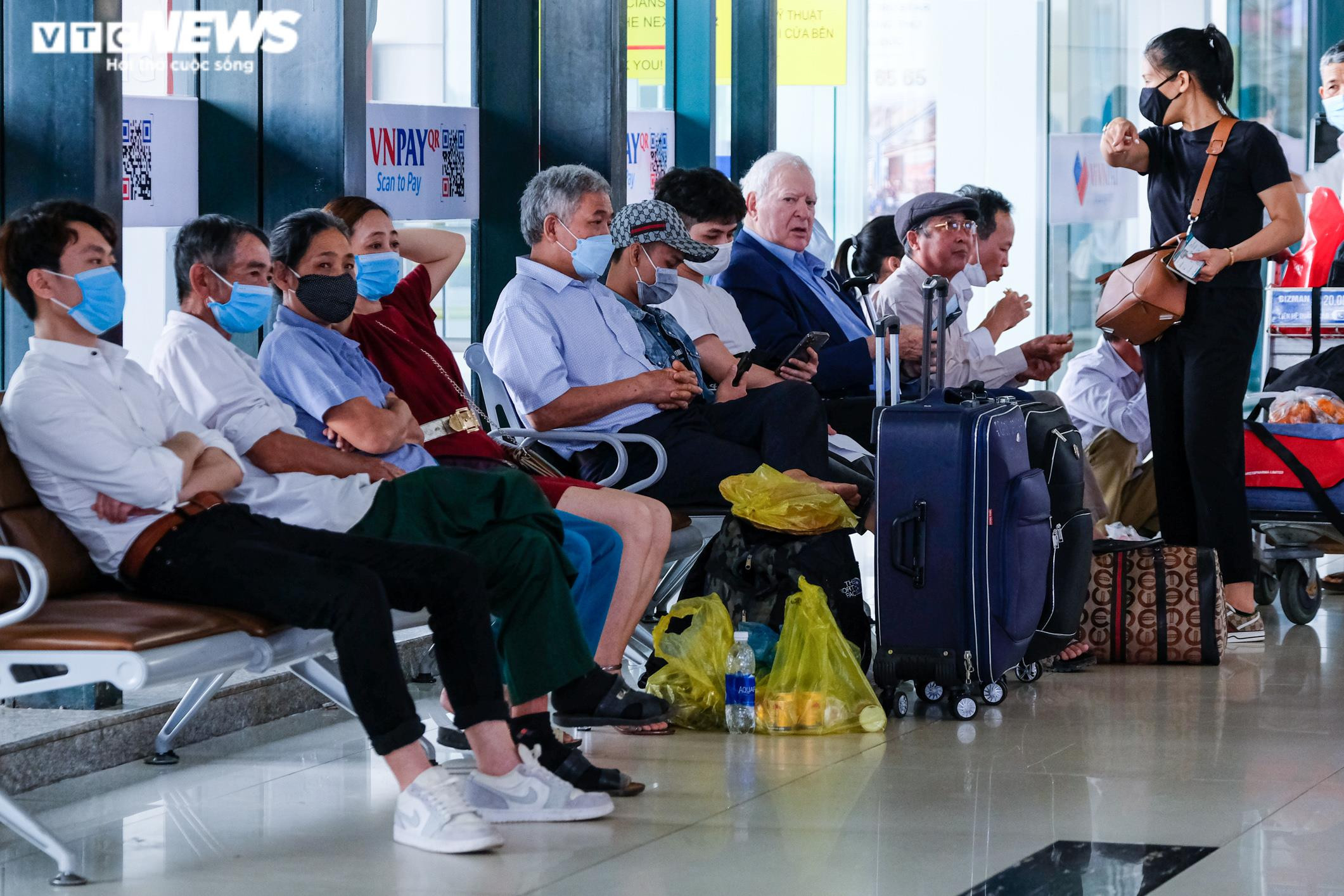 Ảnh: Chưa nghỉ lễ, sân bay Nội Bài đã chật kín người chờ check-in - 4