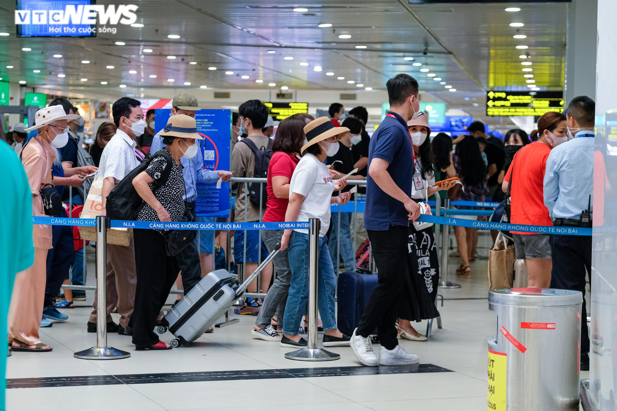 Ảnh: Chưa nghỉ lễ, sân bay Nội Bài đã chật kín người chờ check-in - 8