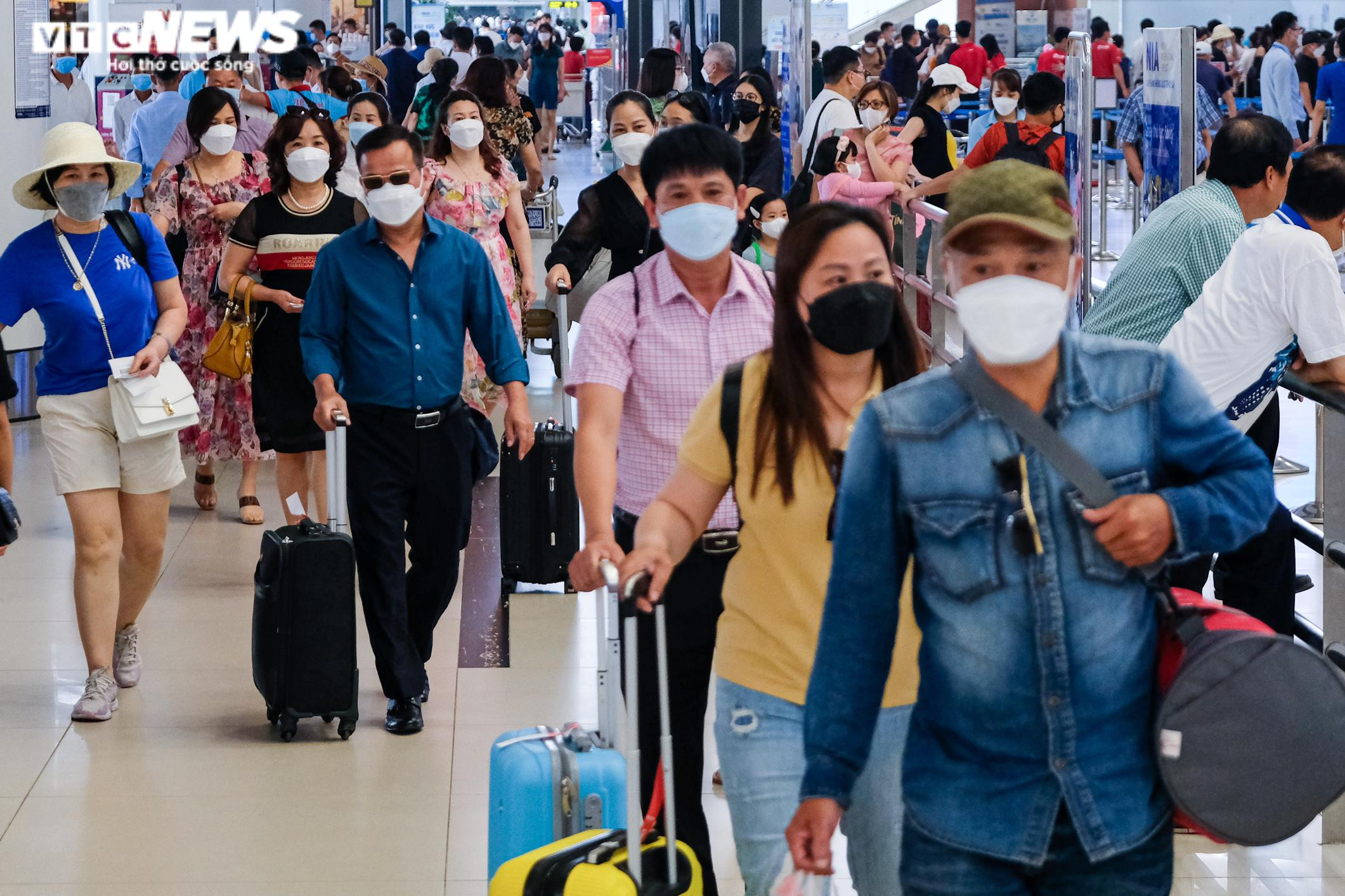 Ảnh: Chưa nghỉ lễ, sân bay Nội Bài đã chật kín người chờ check-in - 5