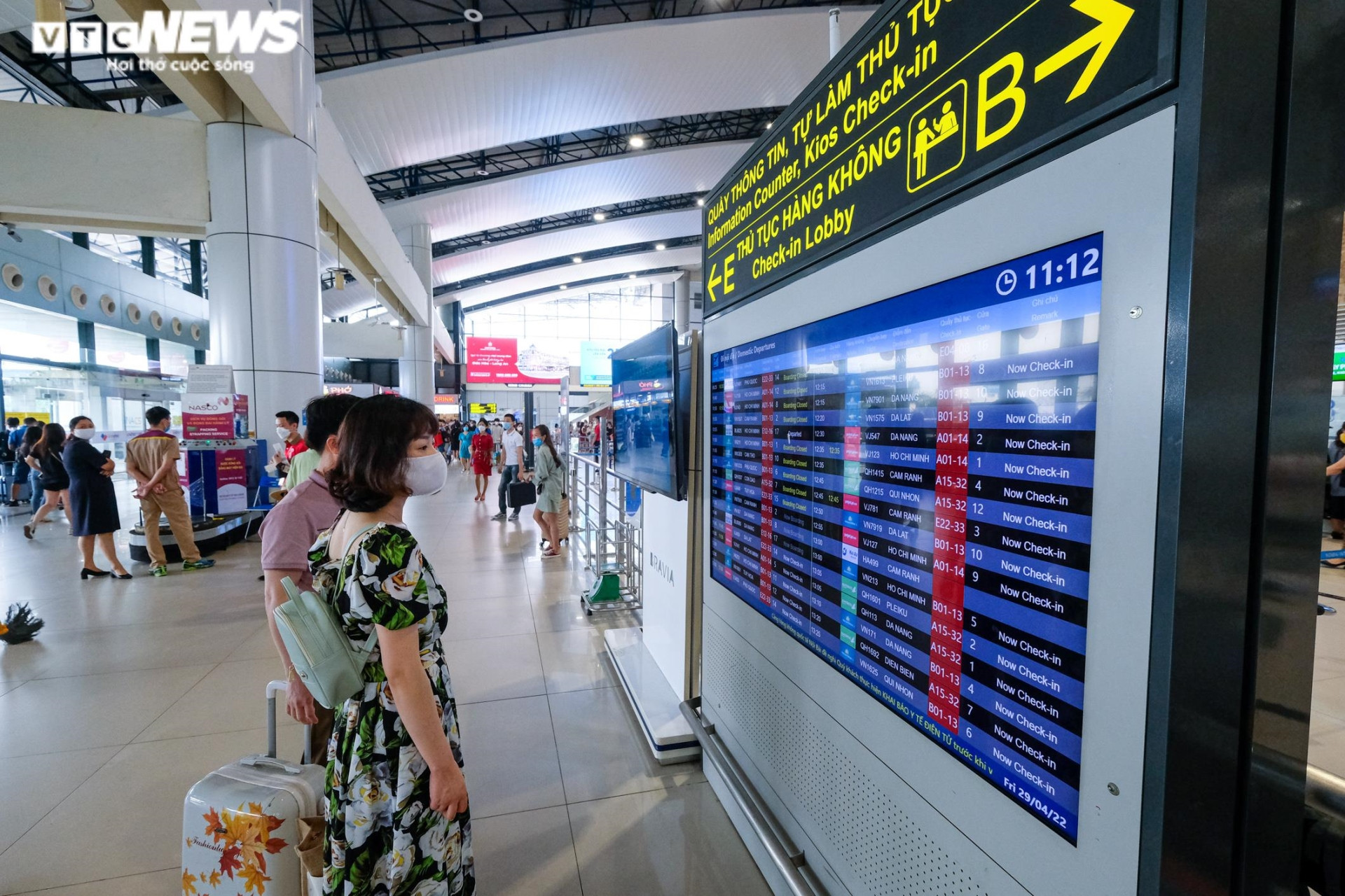 Ảnh: Chưa nghỉ lễ, sân bay Nội Bài đã chật kín người chờ check-in - 7