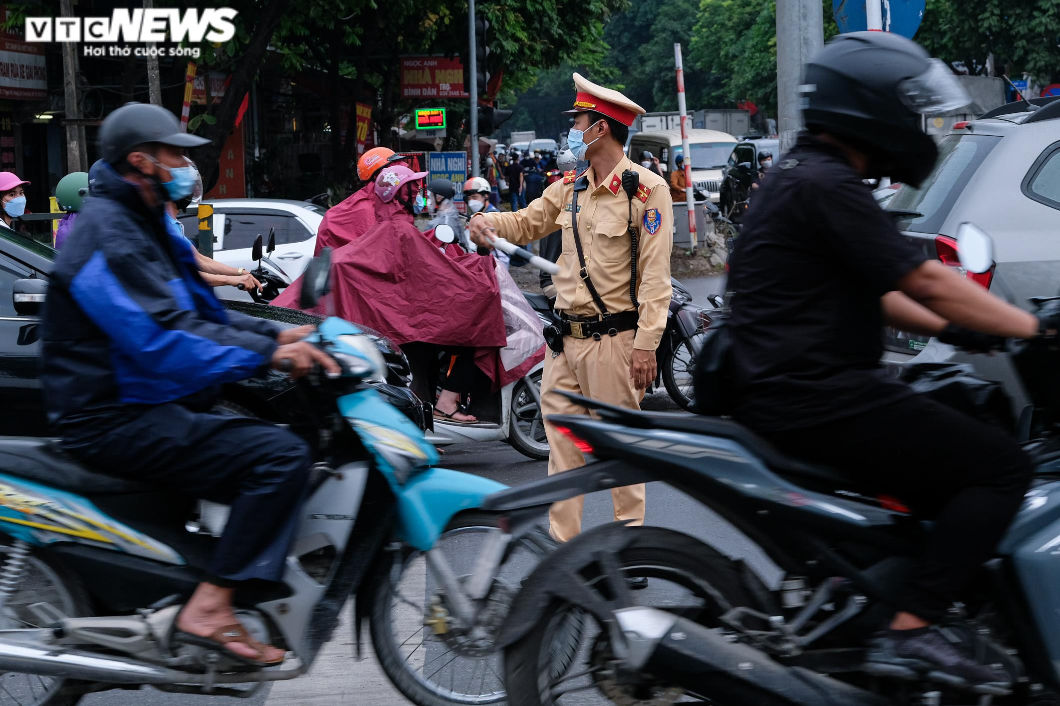 Người dân nườm nượp về quê nghỉ lễ, cửa ngõ Thủ đô ùn tắc kéo dài - 8