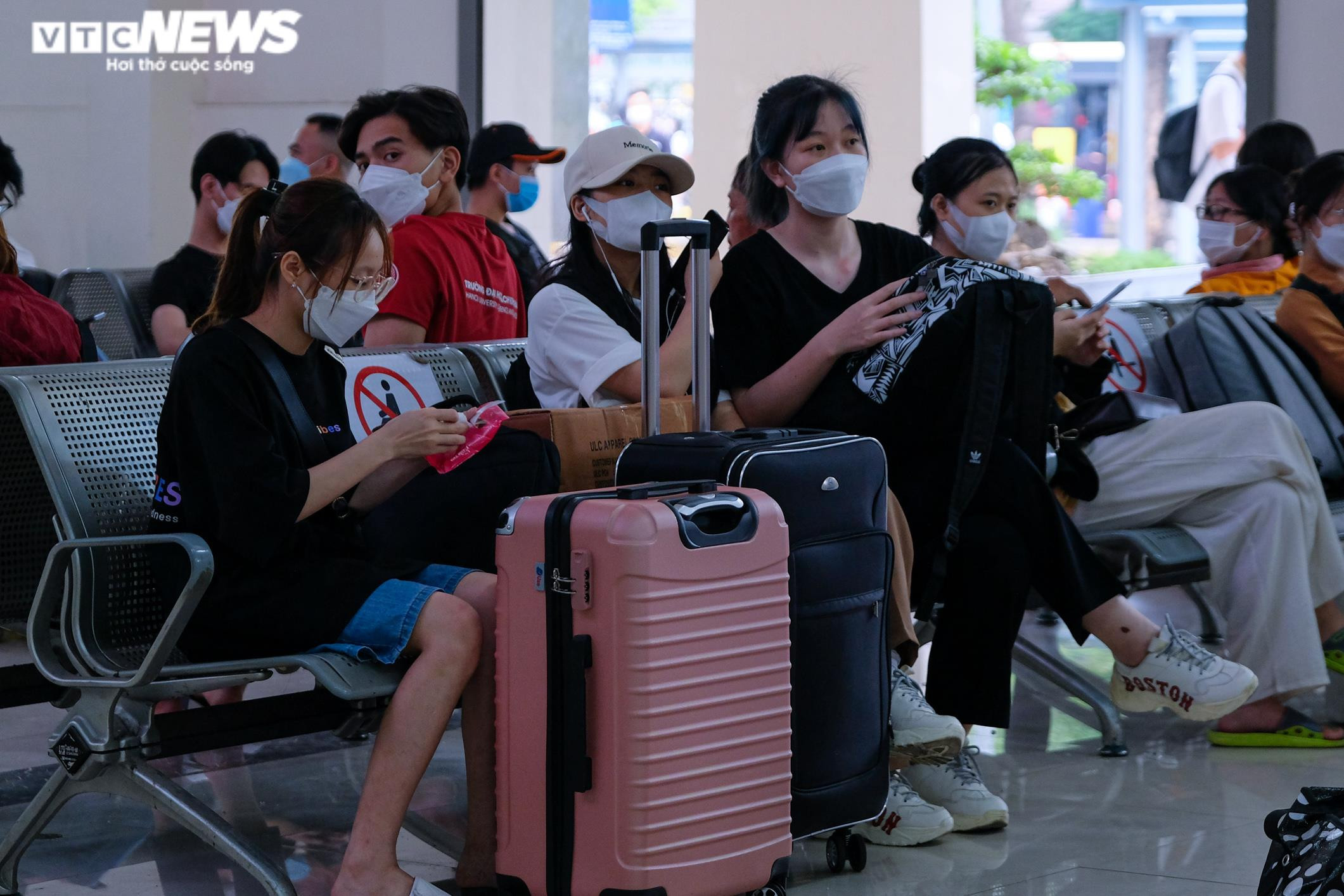 Người dân nườm nượp về quê nghỉ lễ, cửa ngõ Thủ đô ùn tắc kéo dài - 11