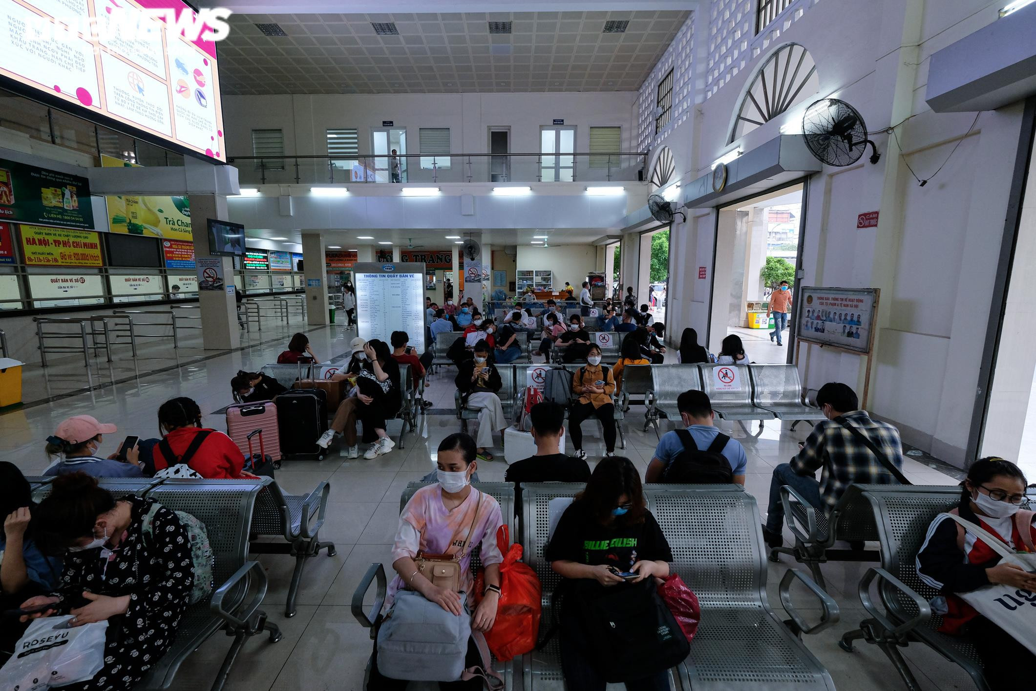 Người dân nườm nượp về quê nghỉ lễ, cửa ngõ Thủ đô ùn tắc kéo dài - 12