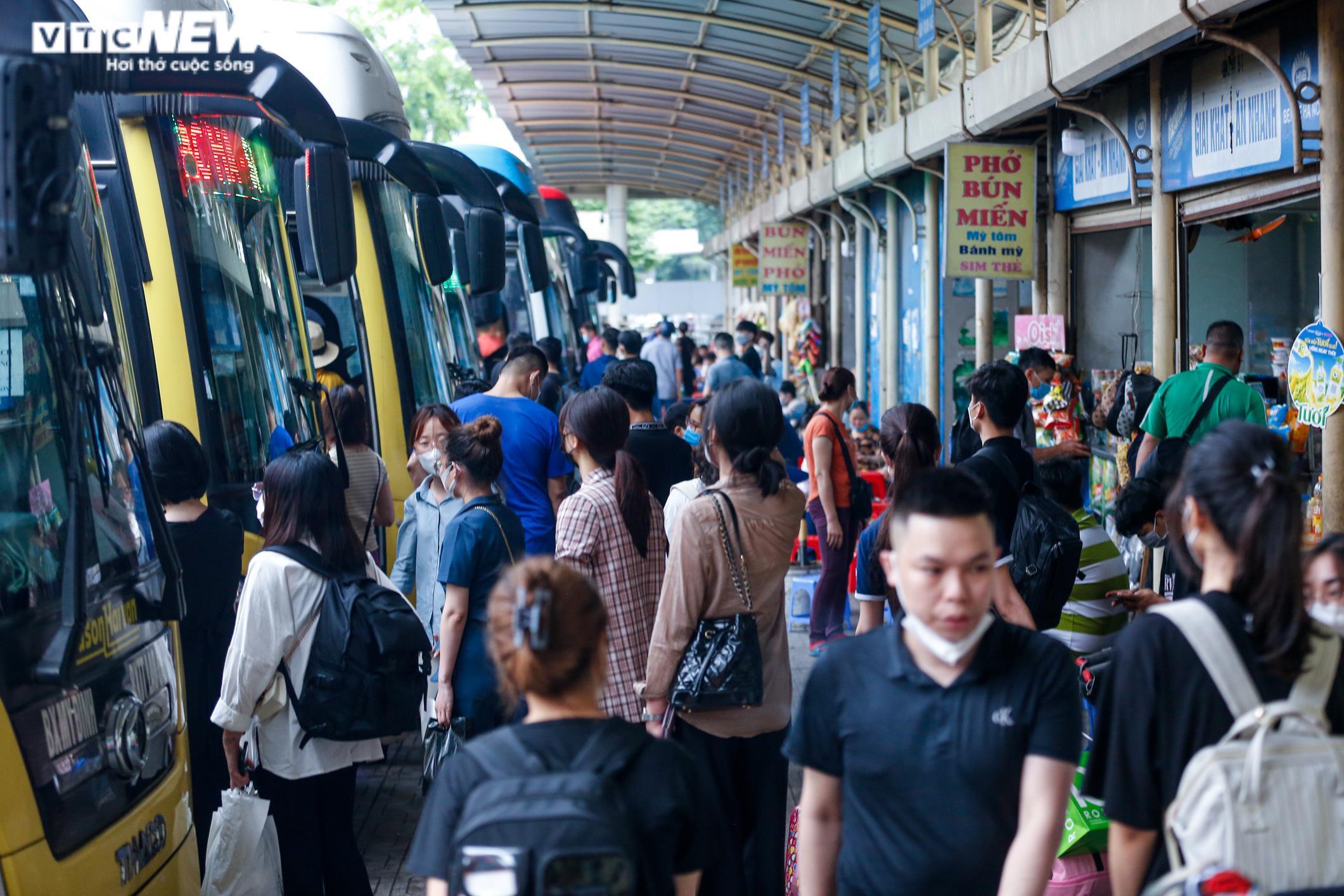 Người dân nườm nượp về quê nghỉ lễ, cửa ngõ Thủ đô ùn tắc kéo dài - 10