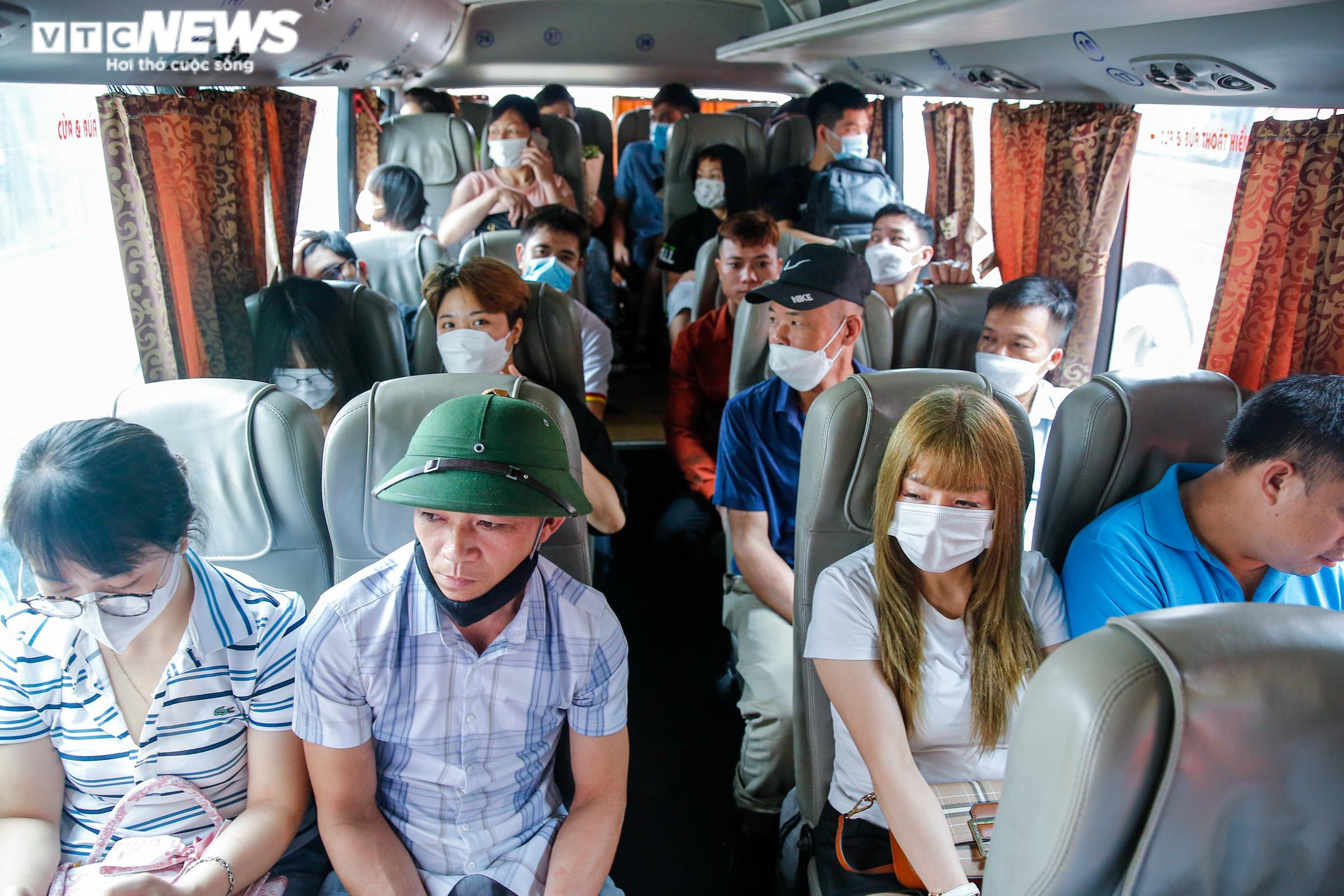 Người dân nườm nượp về quê nghỉ lễ, cửa ngõ Thủ đô ùn tắc kéo dài - 13