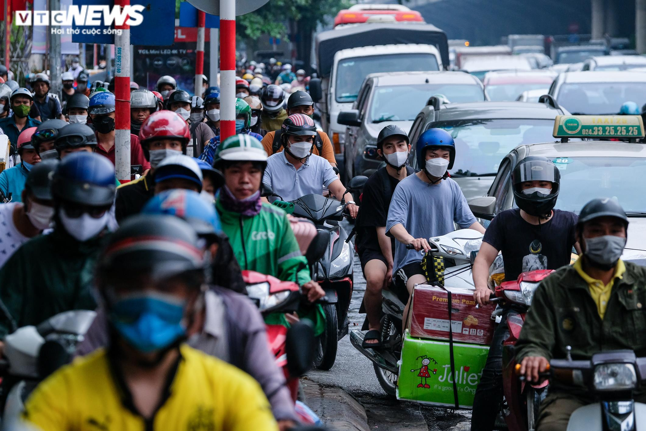 Người dân nườm nượp về quê nghỉ lễ, cửa ngõ Thủ đô ùn tắc kéo dài - 5