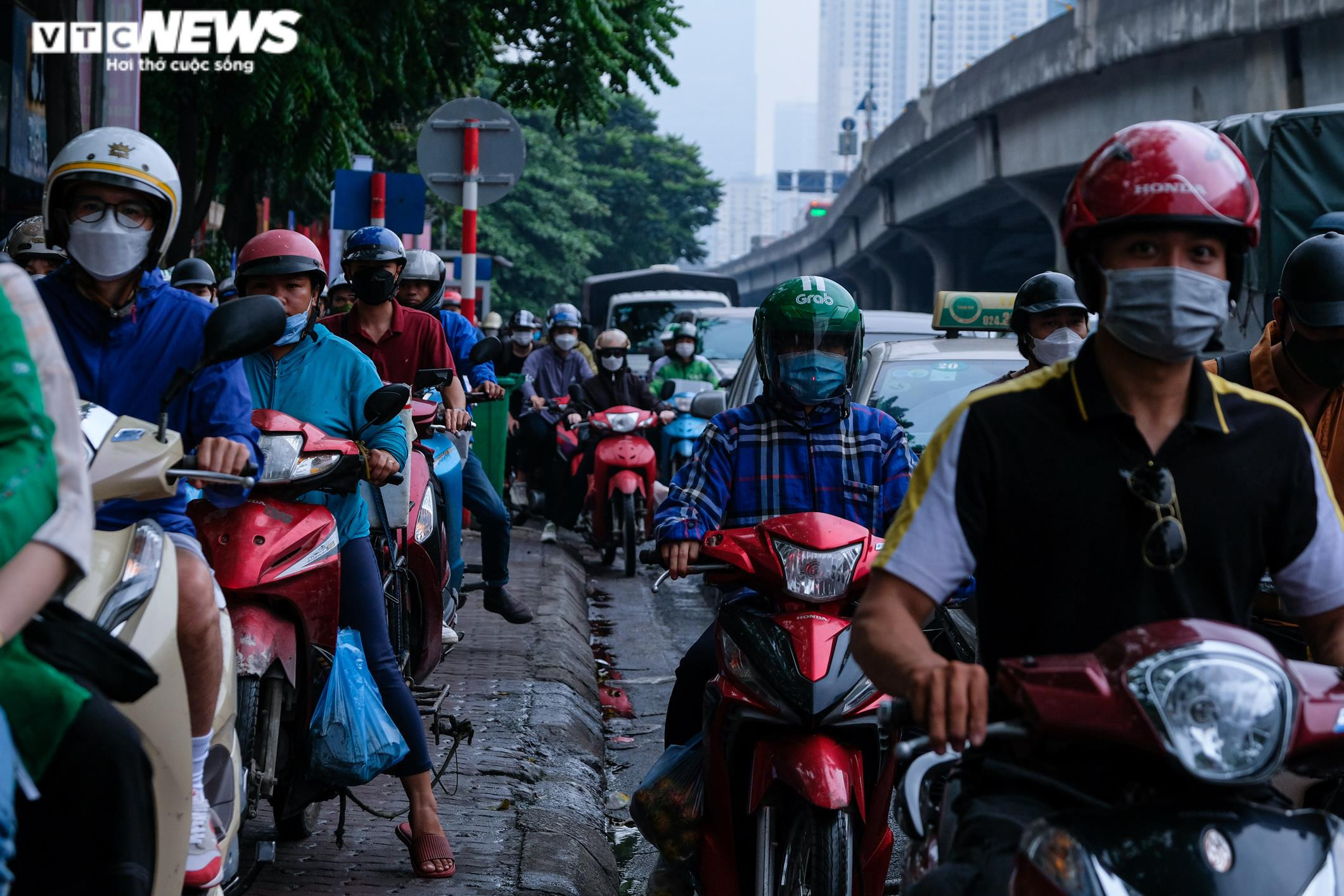 Người dân nườm nượp về quê nghỉ lễ, cửa ngõ Thủ đô ùn tắc kéo dài - 6