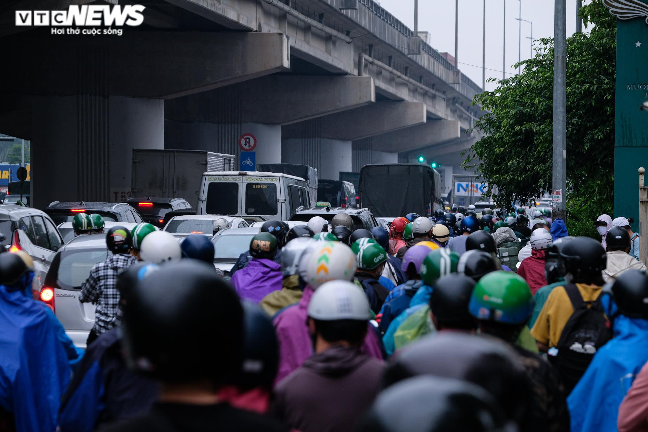 Người dân nườm nượp về quê nghỉ lễ, cửa ngõ Thủ đô ùn tắc kéo dài - 4