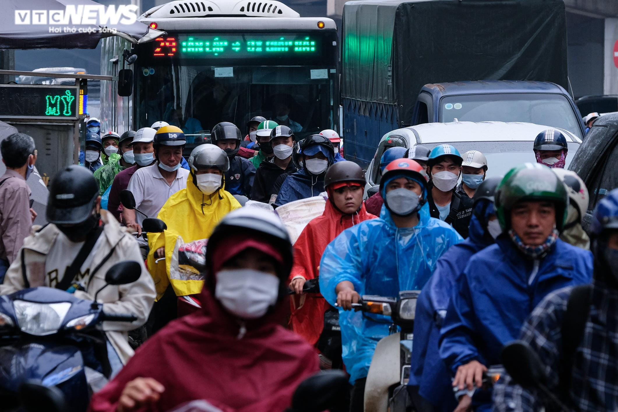 Người dân nườm nượp về quê nghỉ lễ, cửa ngõ Thủ đô ùn tắc kéo dài - 3