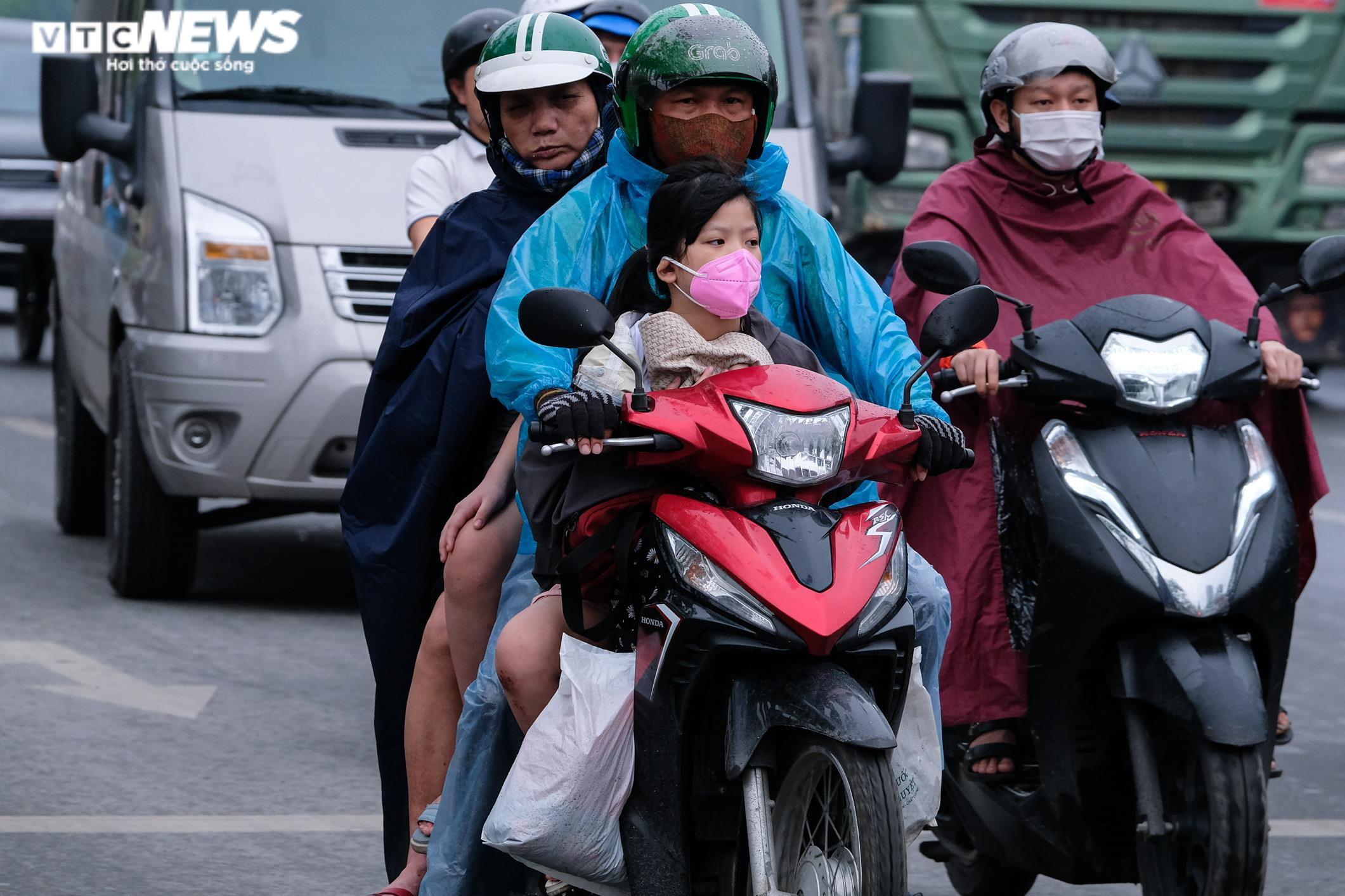 Người dân nườm nượp về quê nghỉ lễ, cửa ngõ Thủ đô ùn tắc kéo dài - 7