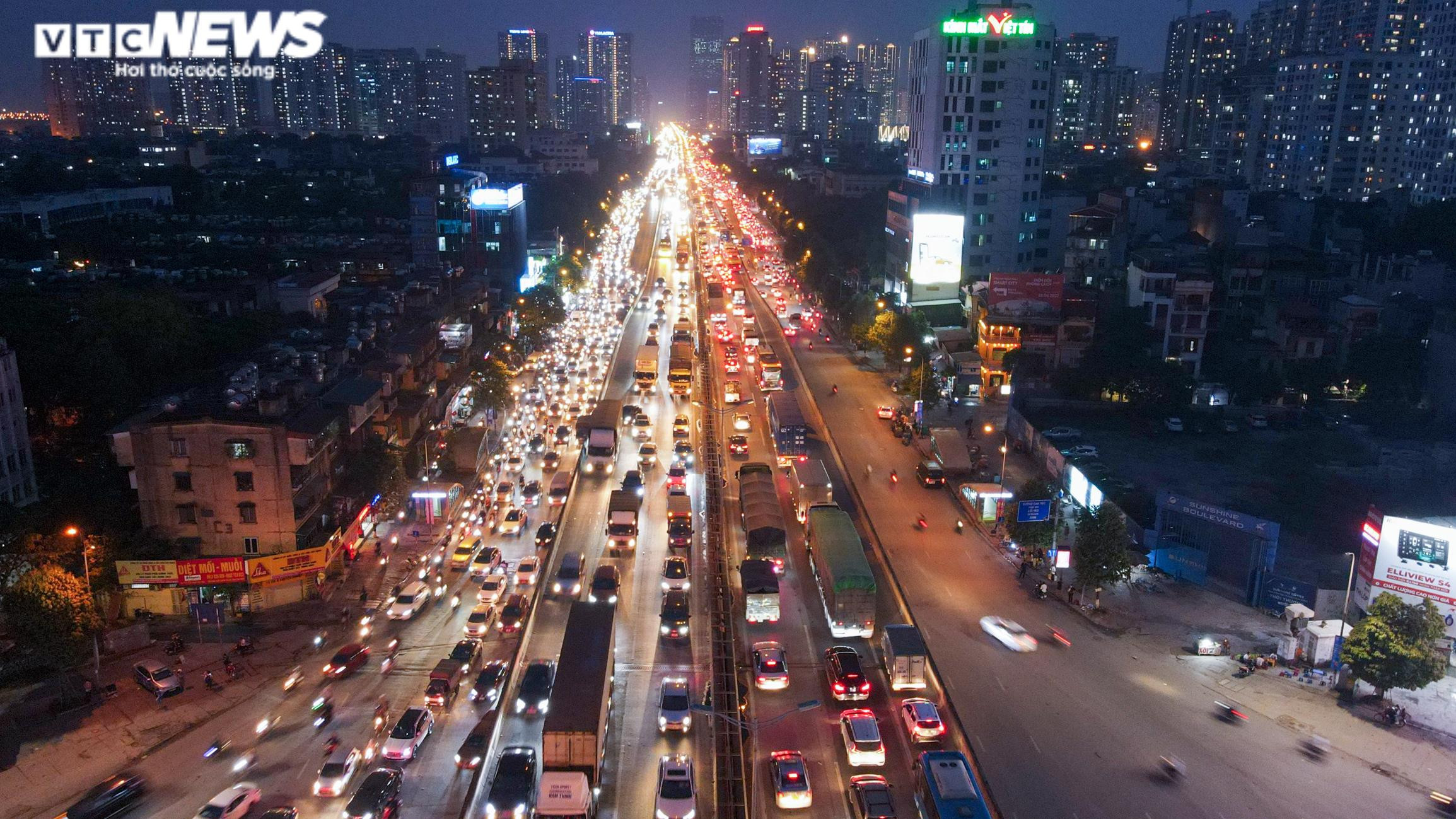 Người Thủ đô nườm nượp về quê, đường vành đai 3 tê liệt từ đêm 29 đến sáng 30/4 - 13