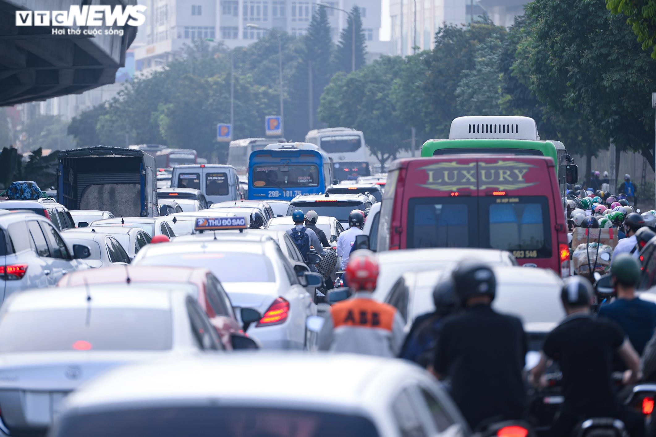 Người Thủ đô nườm nượp về quê, đường vành đai 3 tê liệt từ đêm 29 đến sáng 30/4 - 7