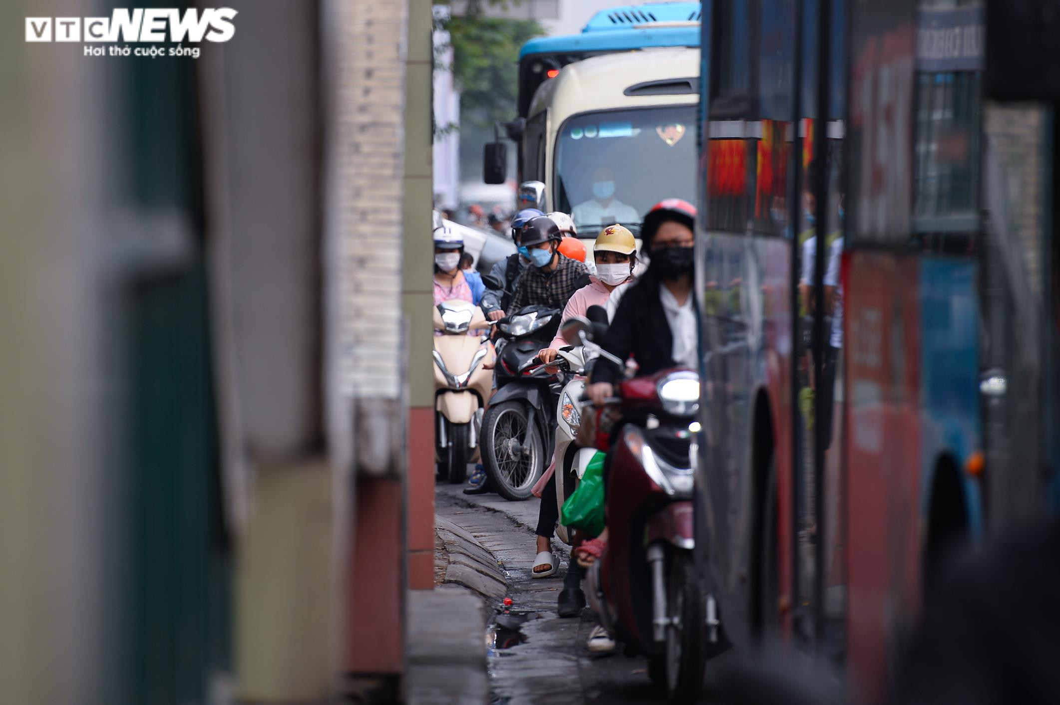 Người Thủ đô nườm nượp về quê, đường vành đai 3 tê liệt từ đêm 29 đến sáng 30/4 - 5