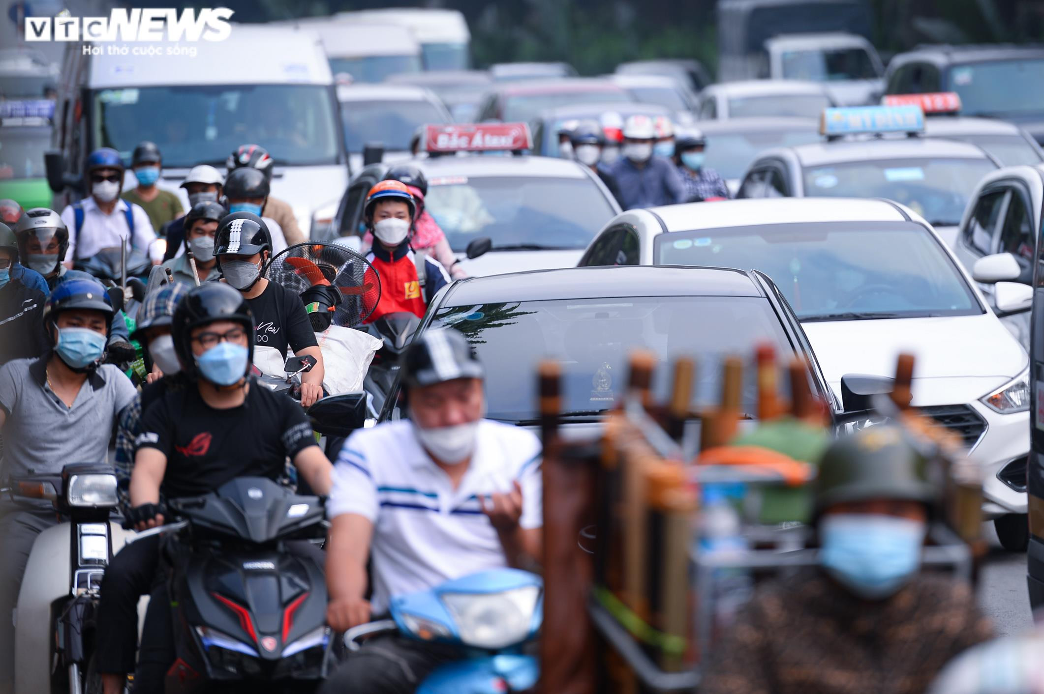 Người Thủ đô nườm nượp về quê, đường vành đai 3 tê liệt từ đêm 29 đến sáng 30/4 - 4
