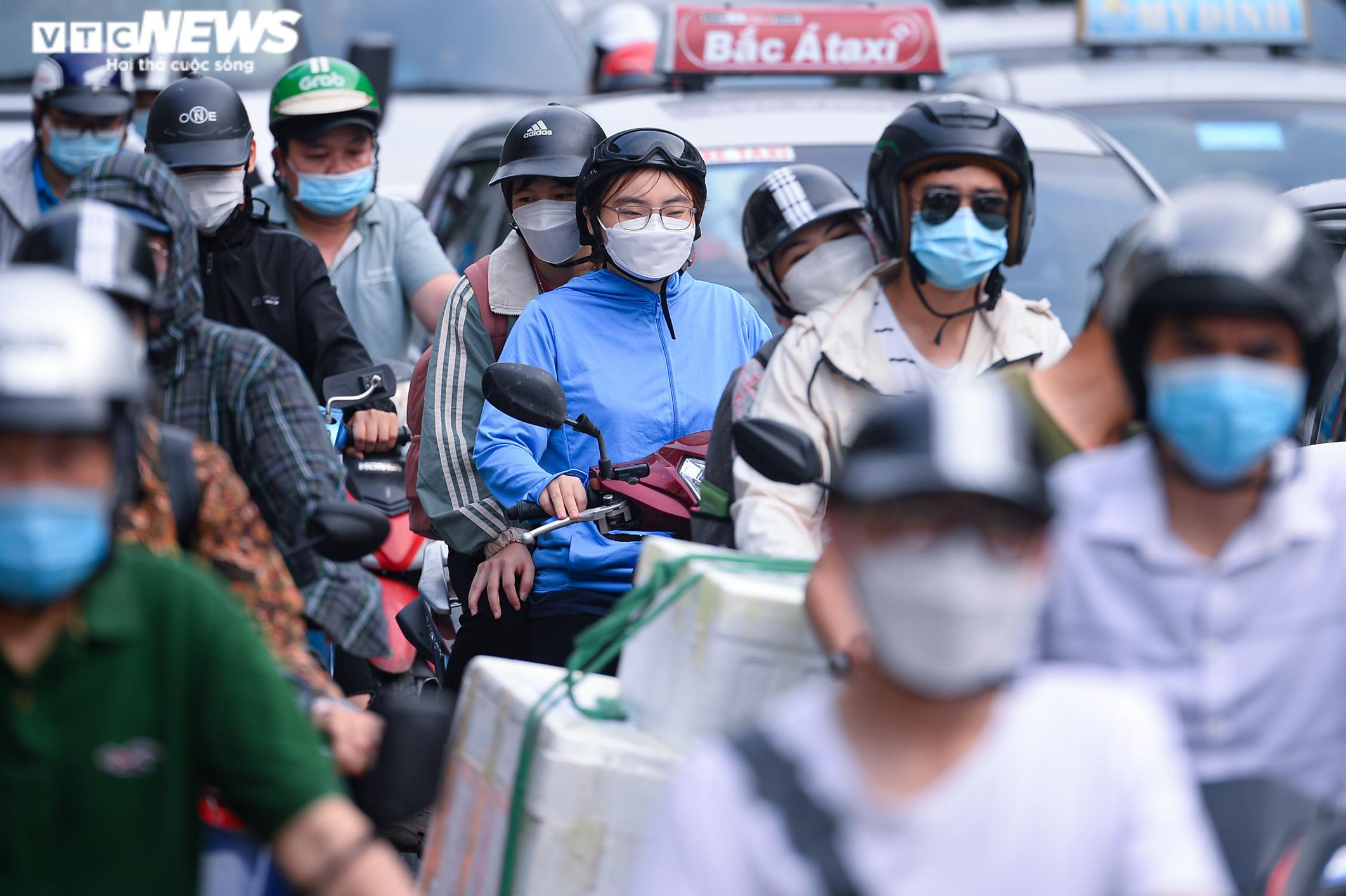 Người Thủ đô nườm nượp về quê, đường vành đai 3 tê liệt từ đêm 29 đến sáng 30/4 - 6