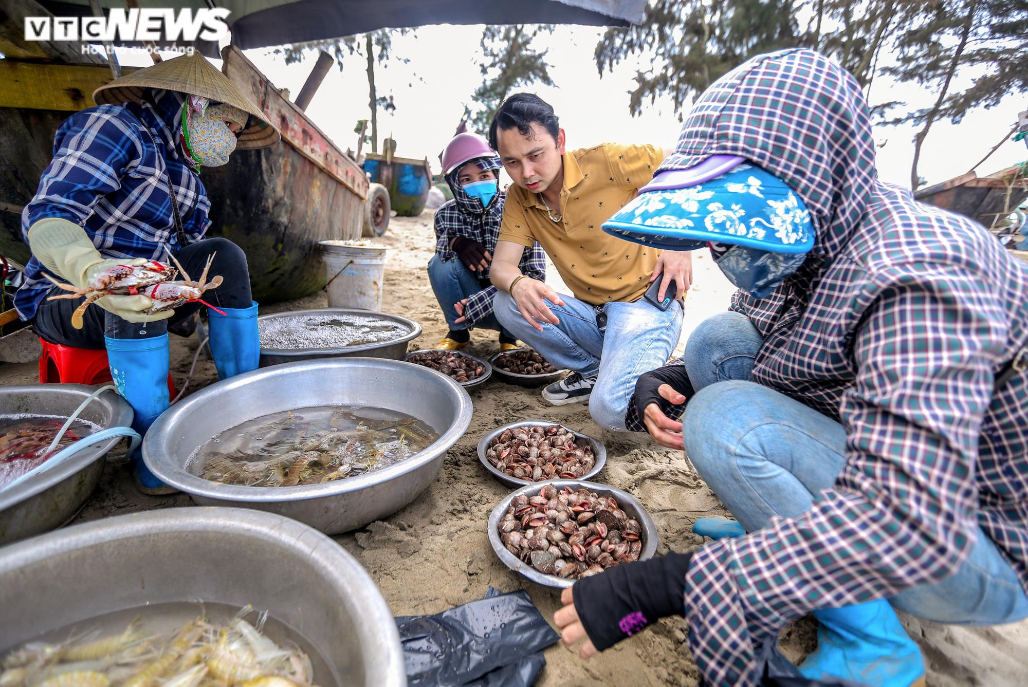 Ảnh: Hải sản biển Sầm Sơn hút khách mùa du lịch - 6
