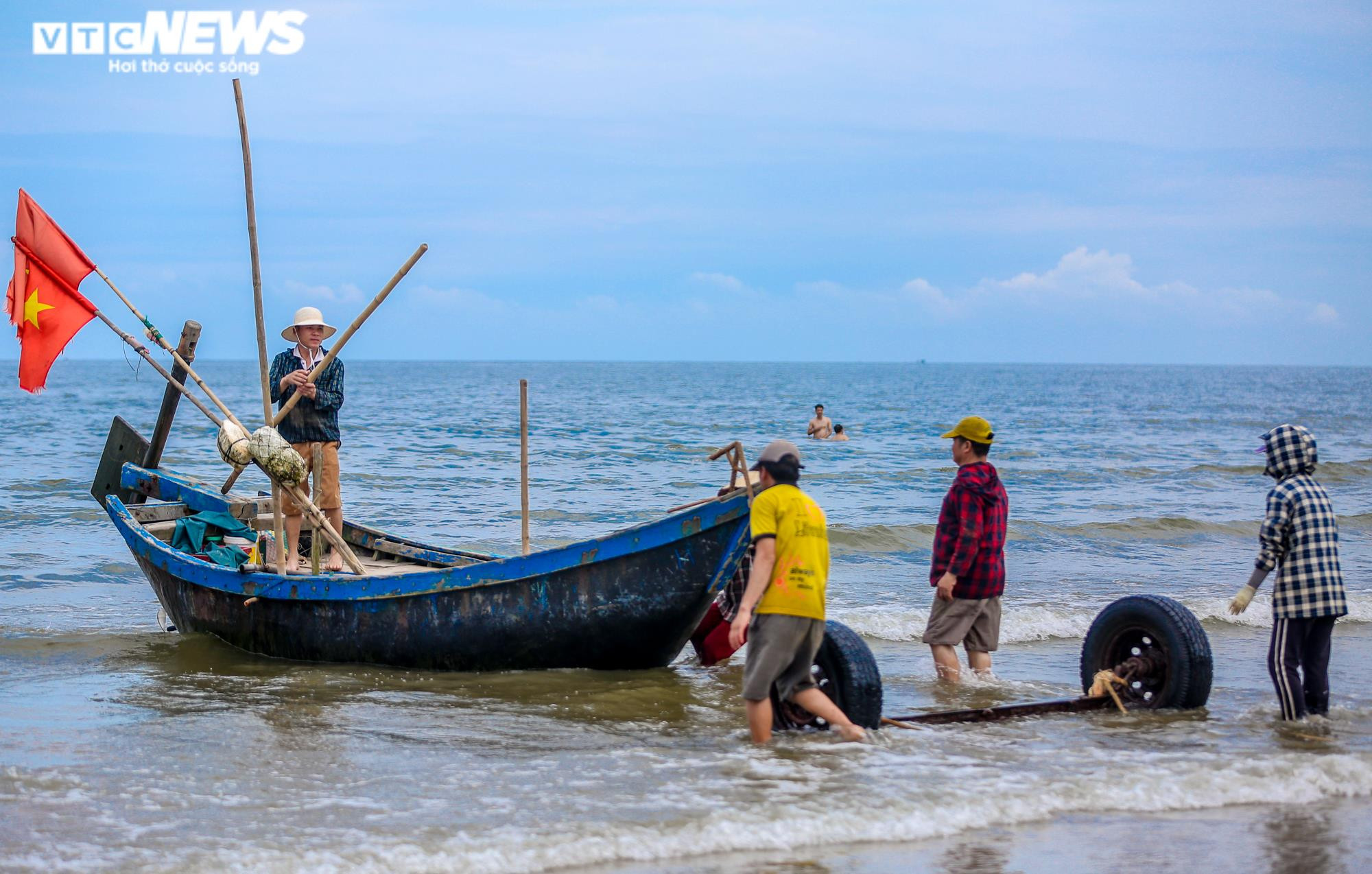 Ảnh: Hải sản biển Sầm Sơn hút khách mùa du lịch - 11