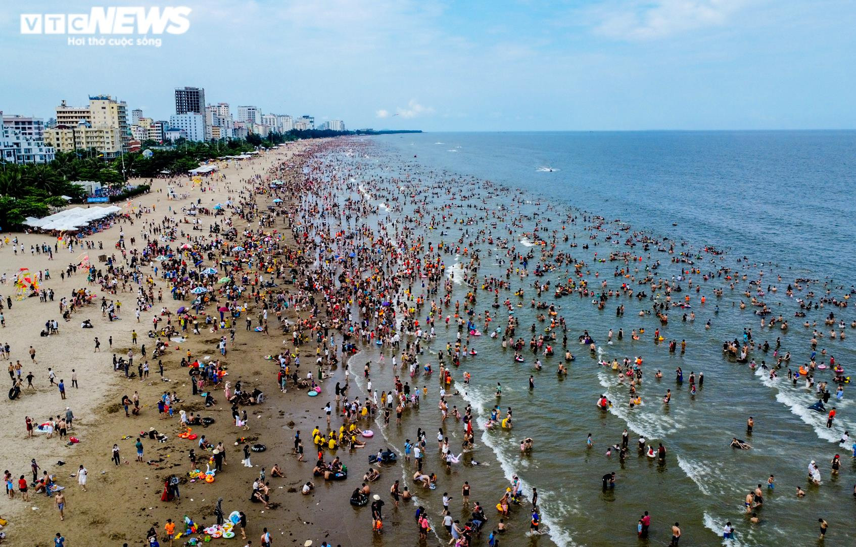 Ảnh: Hải sản biển Sầm Sơn hút khách mùa du lịch - 1