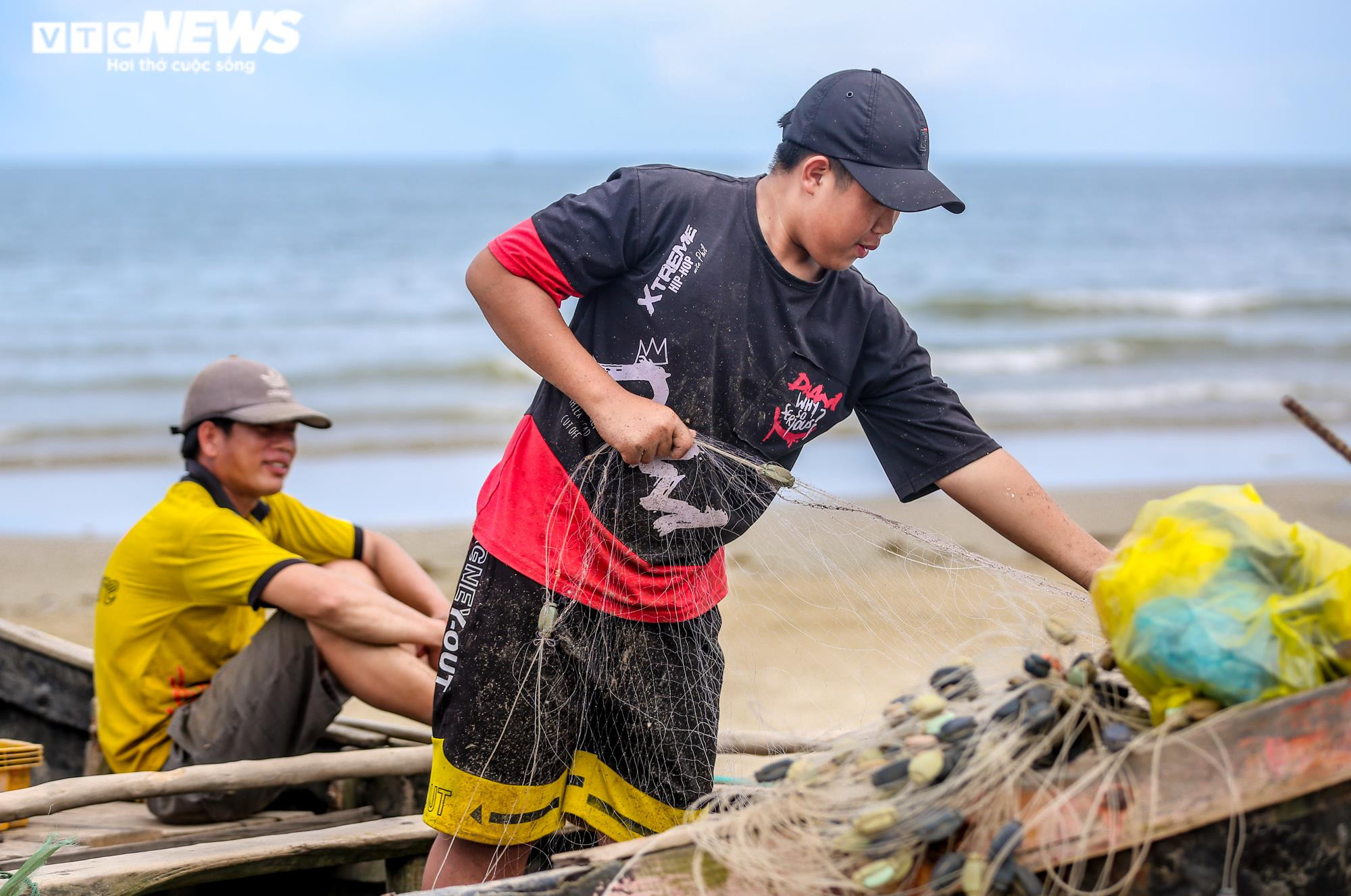 Ảnh: Hải sản biển Sầm Sơn hút khách mùa du lịch - 12