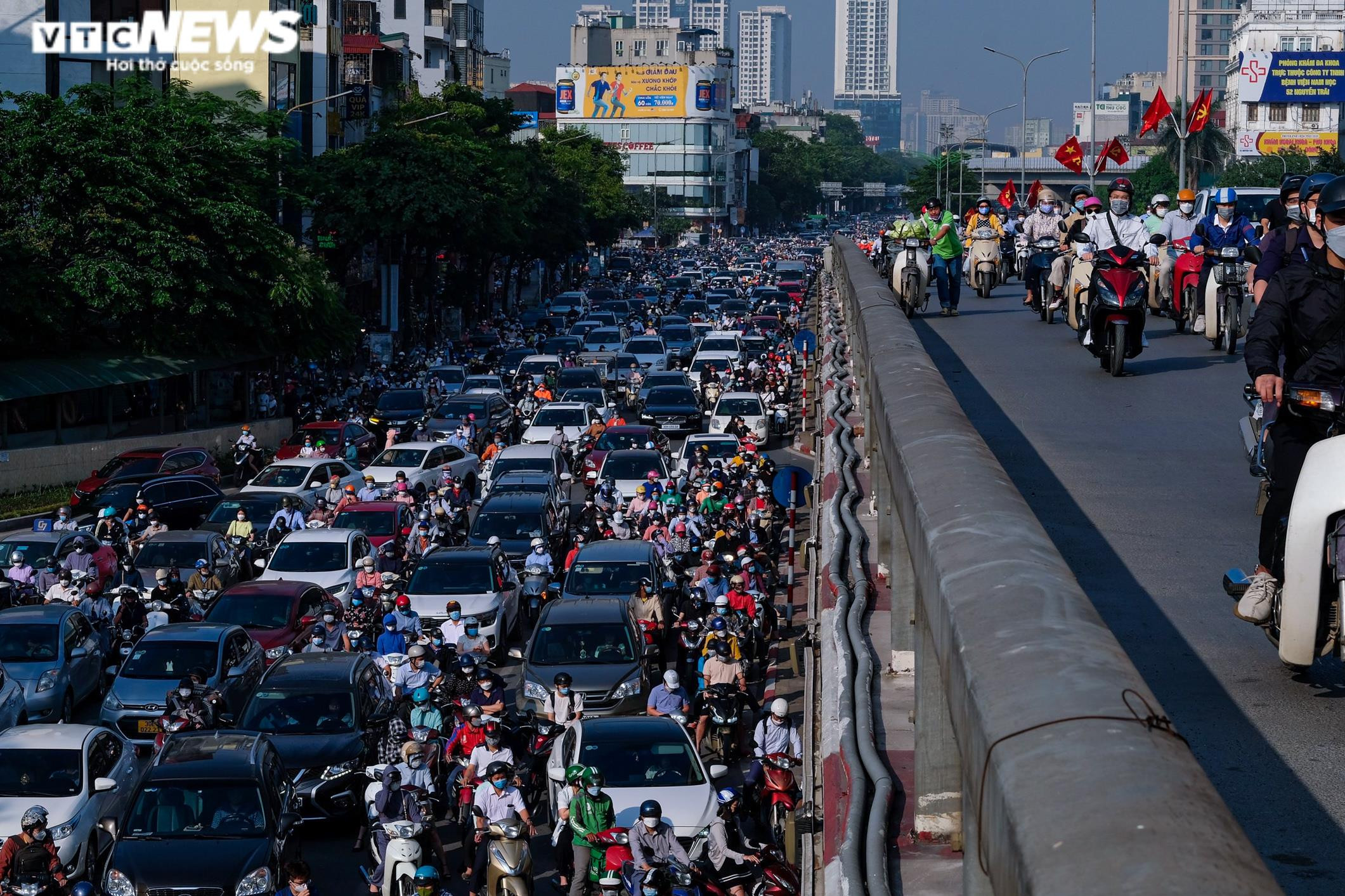 Hà Nội: Xe cộ đặc ken khắp các ngả trong ngày đầu đi làm sau nghỉ lễ - 1