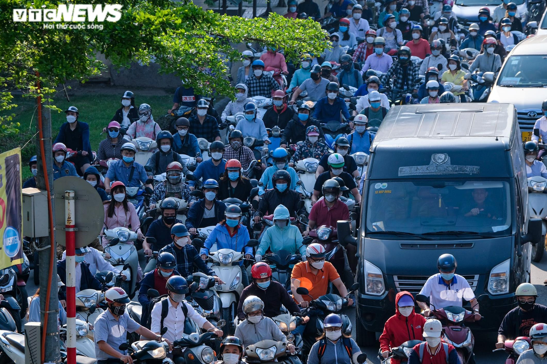Hà Nội: Xe cộ đặc ken khắp các ngả trong ngày đầu đi làm sau nghỉ lễ - 4