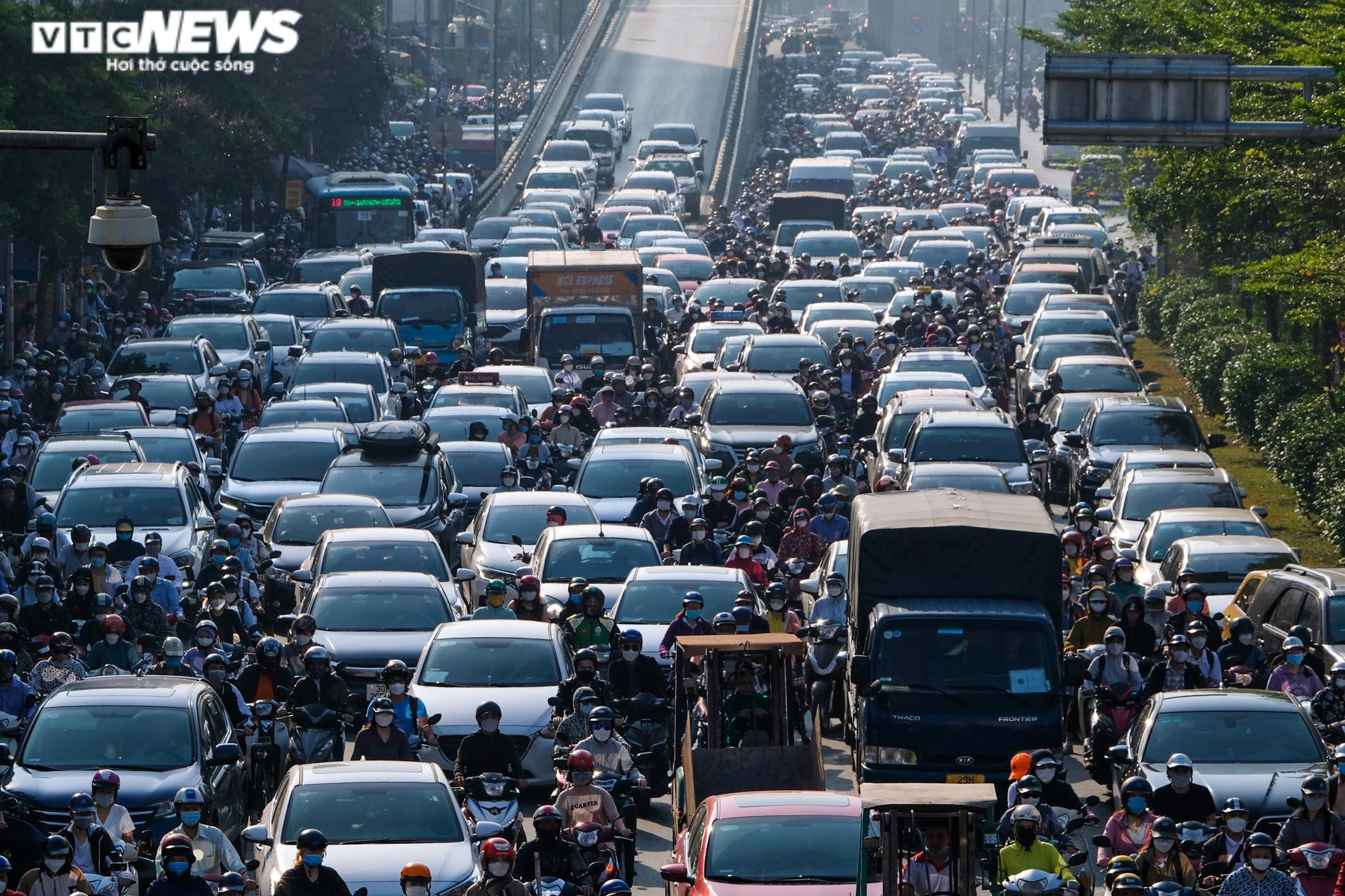 Hà Nội: Xe cộ đặc ken khắp các ngả trong ngày đầu đi làm sau nghỉ lễ - 3
