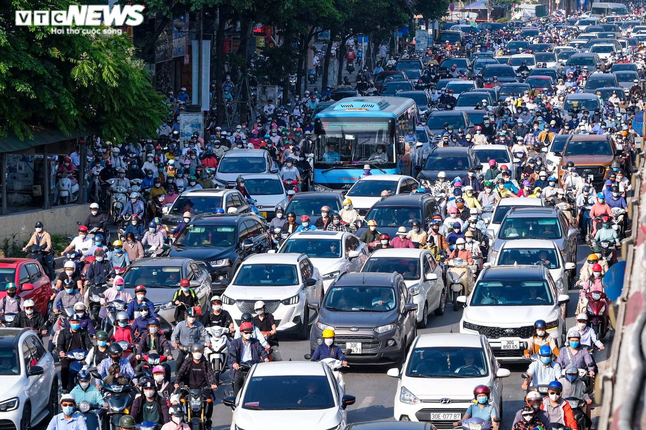 Hà Nội: Xe cộ đặc ken khắp các ngả trong ngày đầu đi làm sau nghỉ lễ - 2
