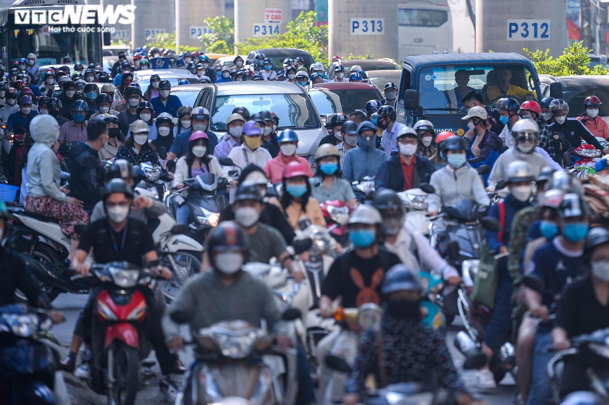 Hà Nội: Xe cộ đặc ken khắp các ngả trong ngày đầu đi làm sau nghỉ lễ - 7