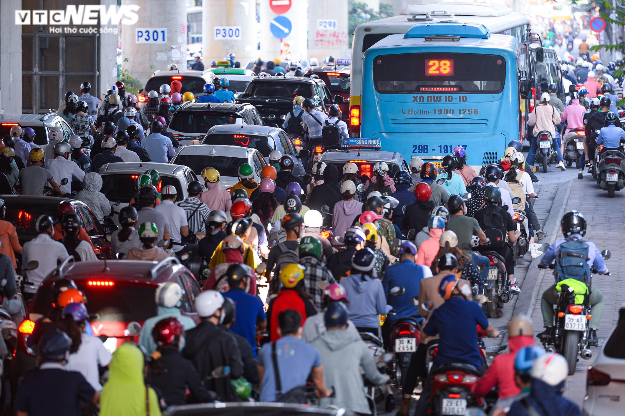 Hà Nội: Xe cộ đặc ken khắp các ngả trong ngày đầu đi làm sau nghỉ lễ - 8