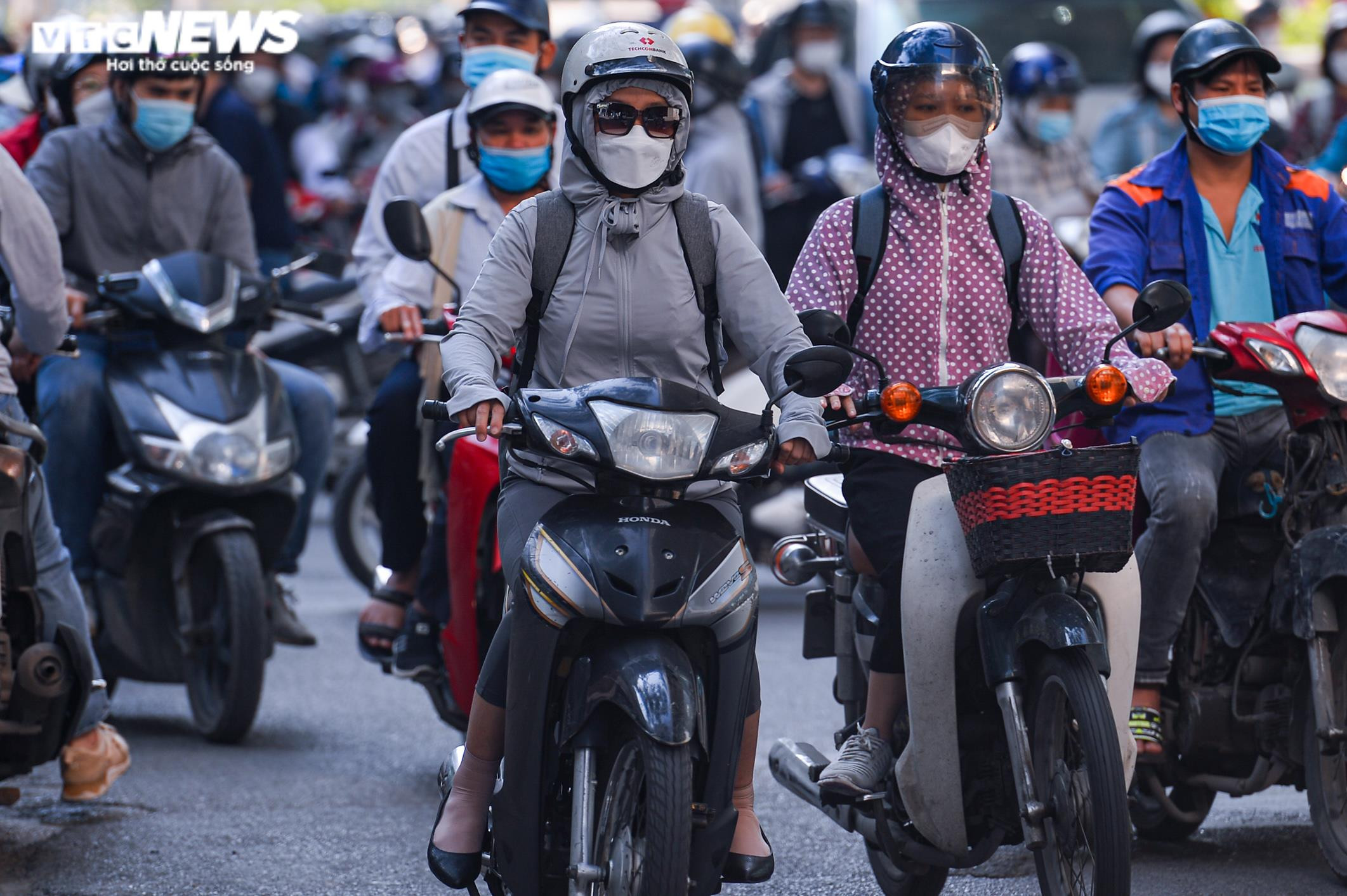 Hà Nội: Xe cộ đặc ken khắp các ngả trong ngày đầu đi làm sau nghỉ lễ - 9
