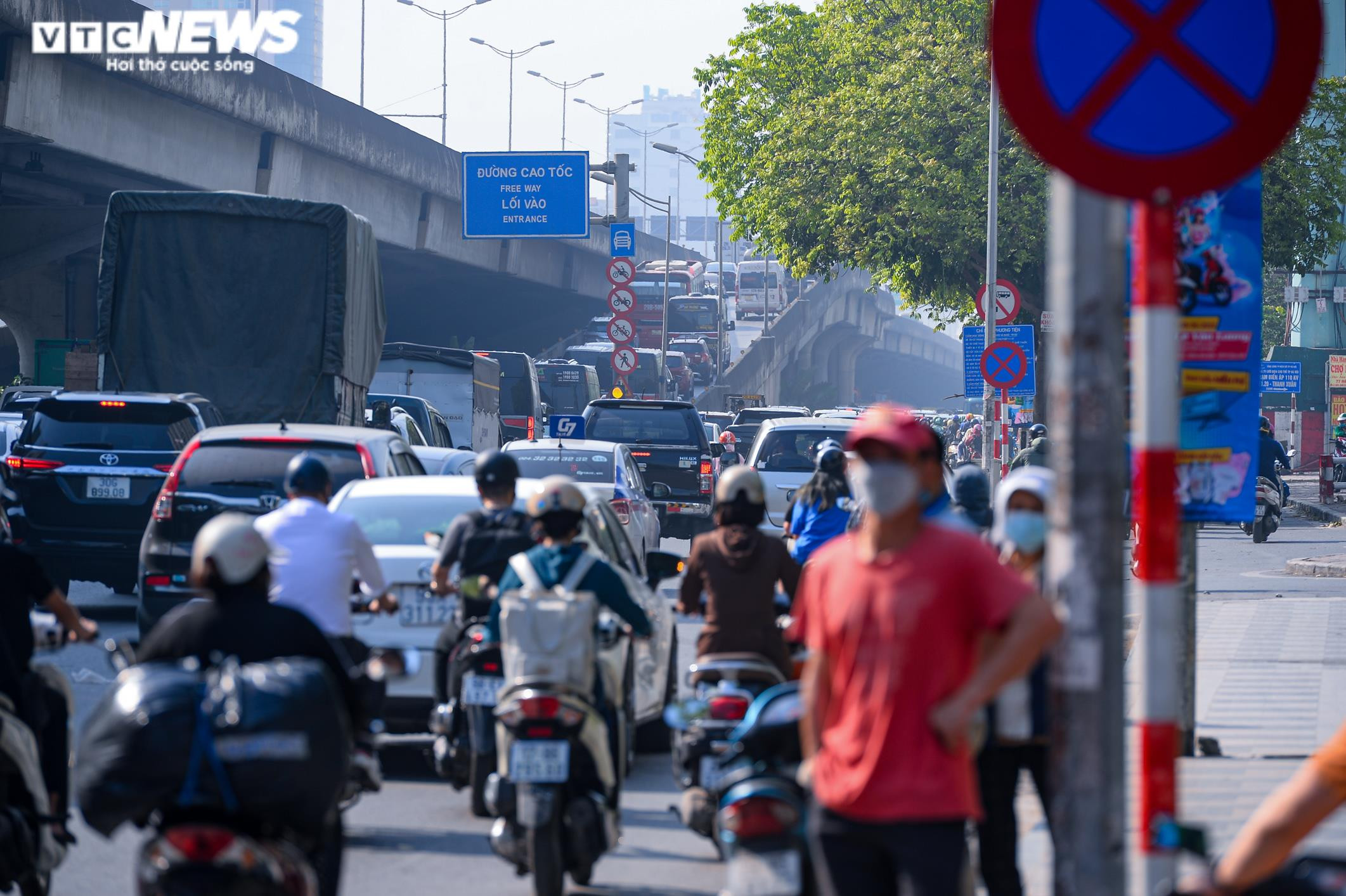 Hà Nội: Xe cộ đặc ken khắp các ngả trong ngày đầu đi làm sau nghỉ lễ - 11