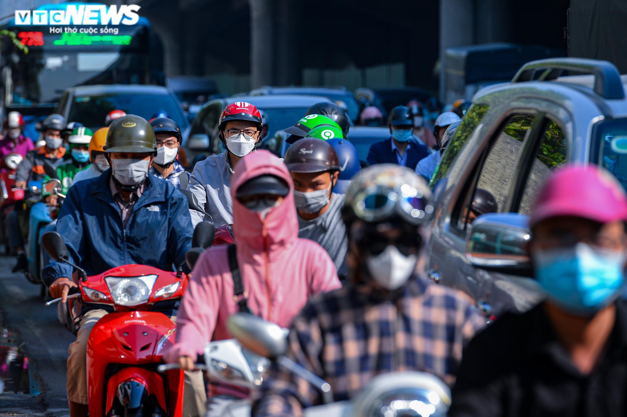 Hà Nội: Xe cộ đặc ken khắp các ngả trong ngày đầu đi làm sau nghỉ lễ - 5