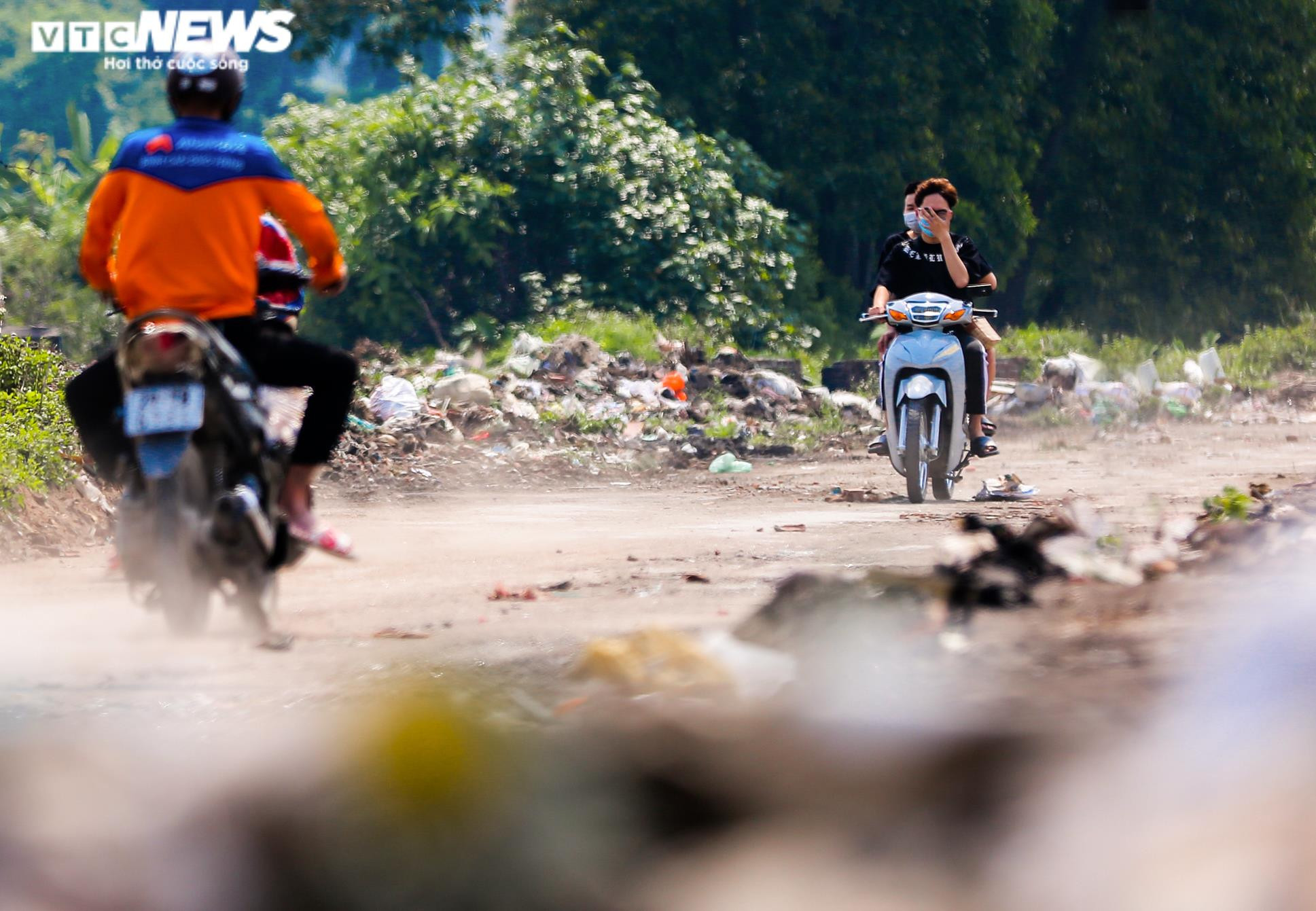 Dân khó thở khi đi ngang qua bãi rác tự phát trong dự án tái định cư ở Hà Nội - 9